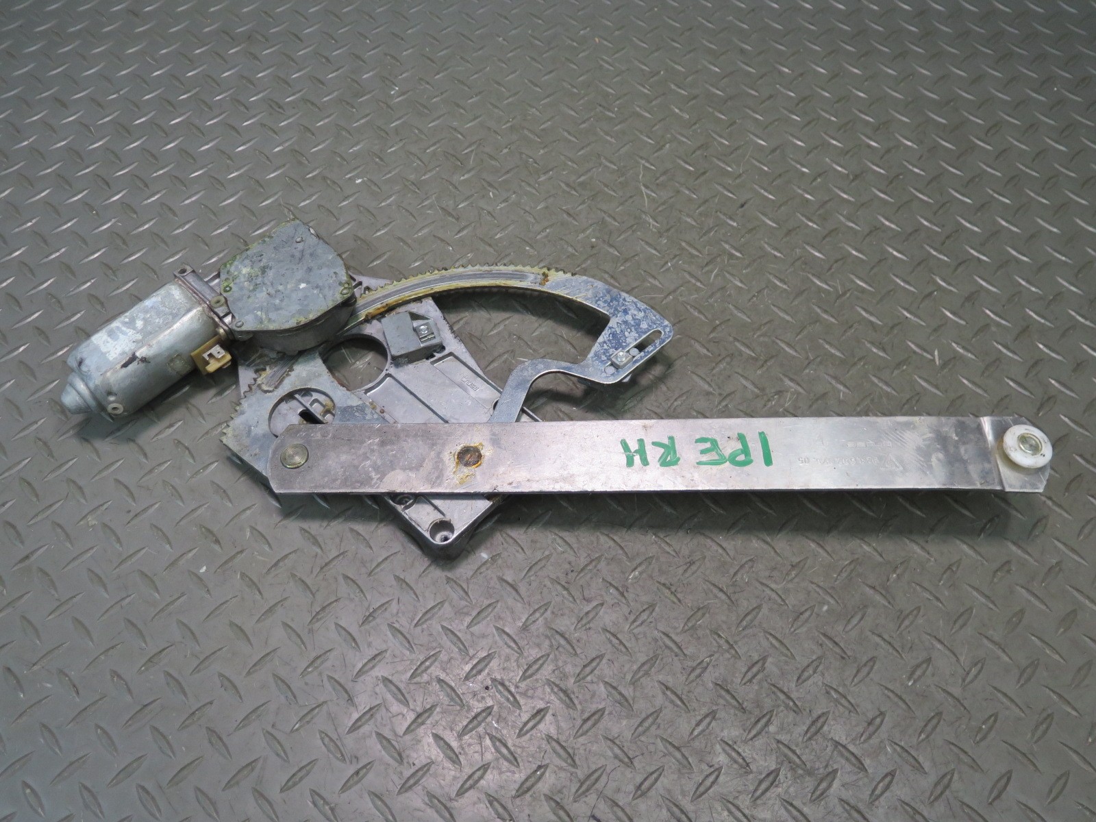 1984-1991 PORSCHE 928 RIGHT DOOR WINDOW REGULATOR W MOTOR