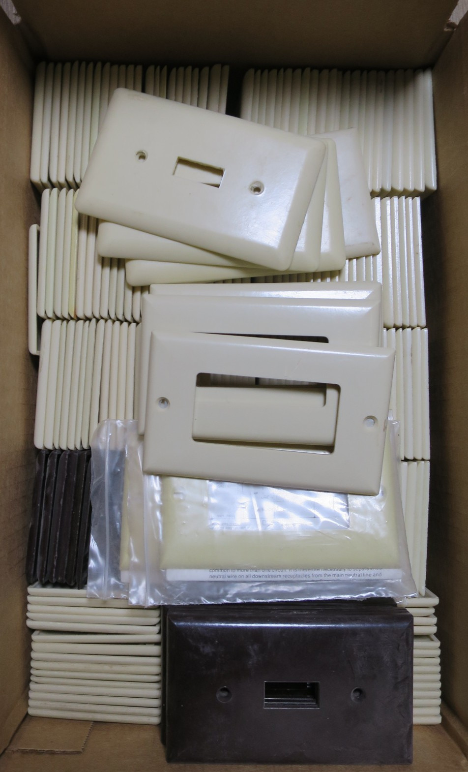 Huge Lot of Vintage Electric Outlet & Light Switch Covers Plates - #92 Huge Lot of Vintage Electric Outlet & Light Switch Covers Plates - #92