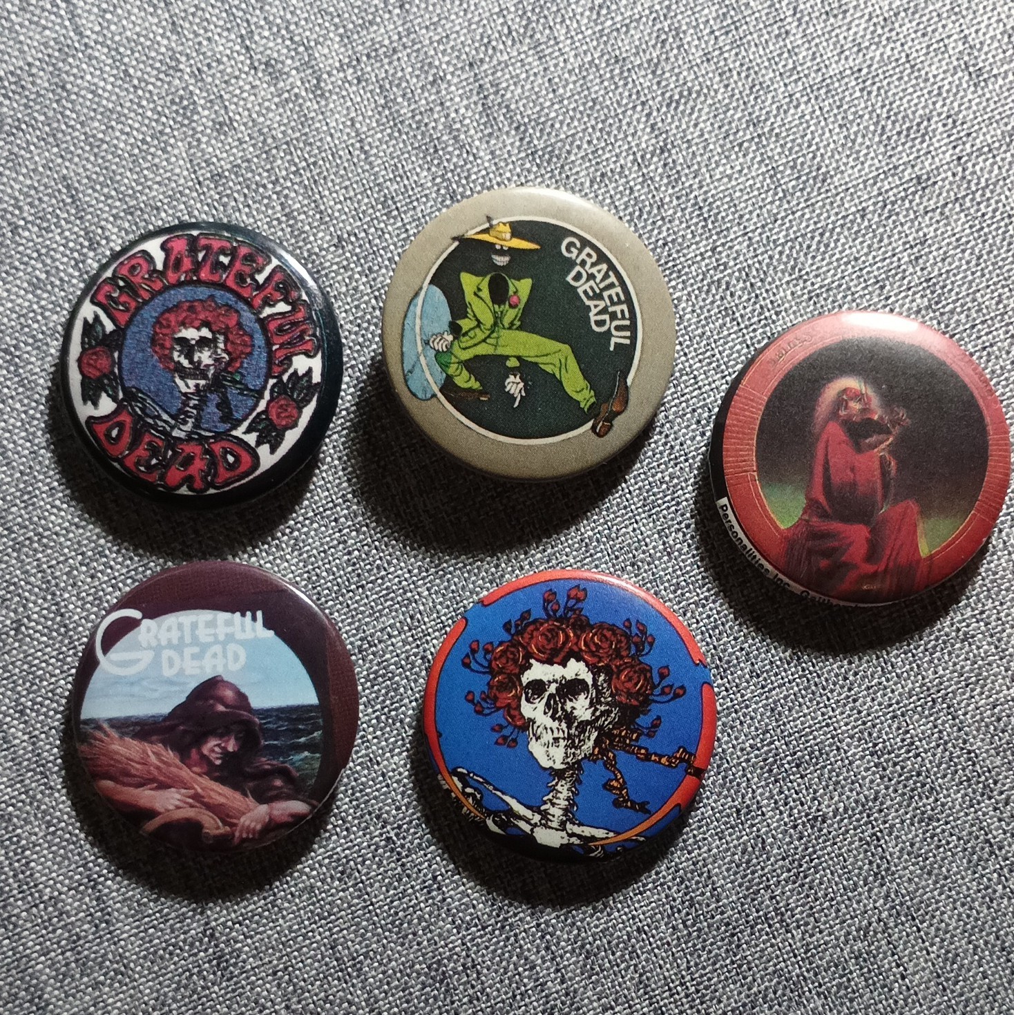 Grateful Dead, lot of (5) vintage, original pinback buttons. All from 1983. Grateful Dead, lot of (5) vintage, original pinback buttons. All from 1983.