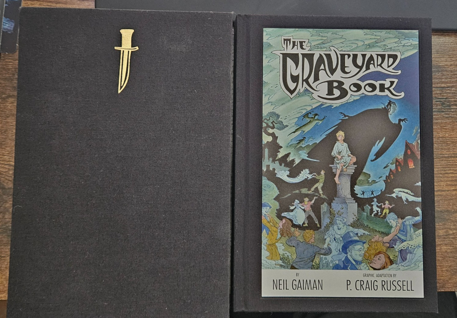 THE GRAVEYARD BOOK (GRAPHIC NOVEL) -NEIL GAIMAN SIGNED LIMITED EDITION #867/1600 THE GRAVEYARD BOOK (GRAPHIC NOVEL) -NEIL GAIMAN SIGNED LIMITED EDITION #867/1600