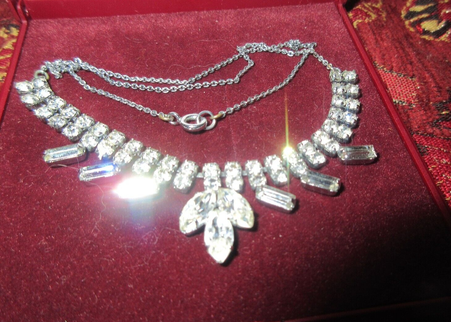 Lovely vintage silvertone clear rhinestone glass necklace