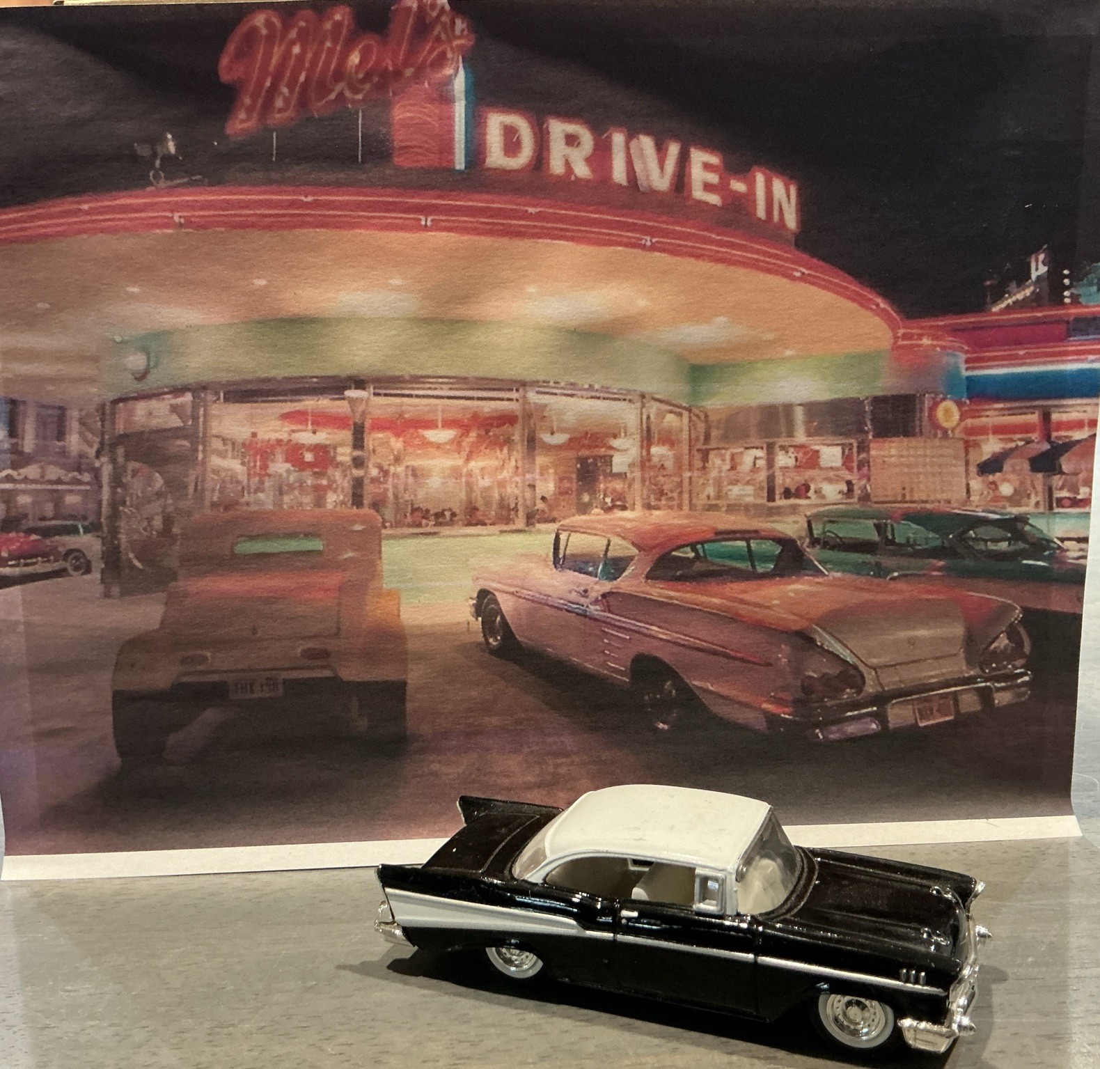 MTH 30-9105 Mel\'s Operating Drive-In Diner, O Gauge, 1:43 Ertl Replacement Car