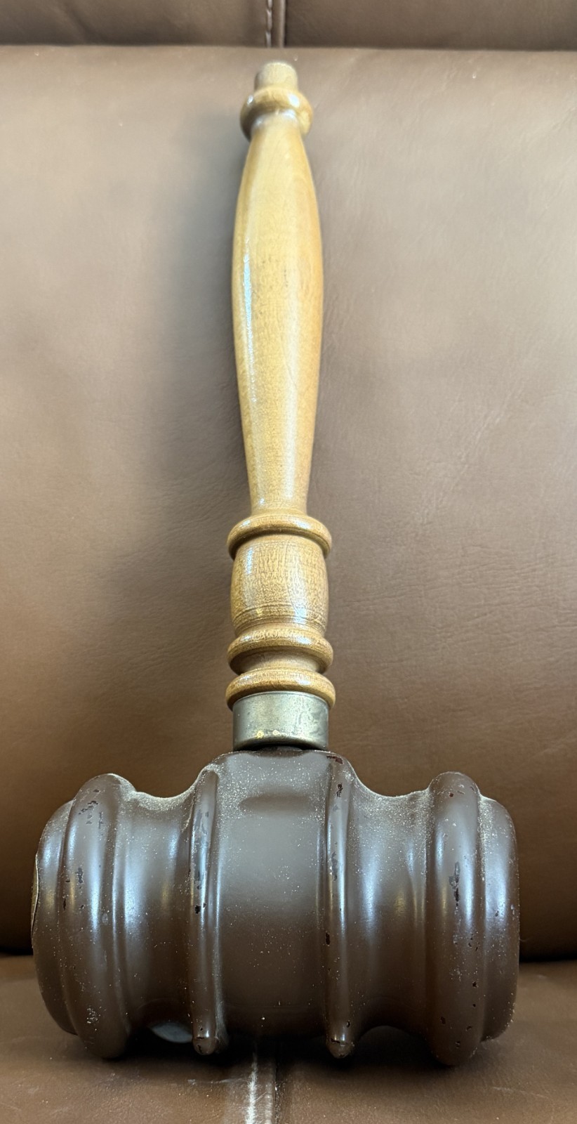 VINTAGE 1982 EZRA BROOKS JUDGE'S WOOD & PLASTIC GAVEL DECANTER VINTAGE 1982 EZRA BROOKS JUDGE'S WOOD & PLASTIC GAVEL DECANTER