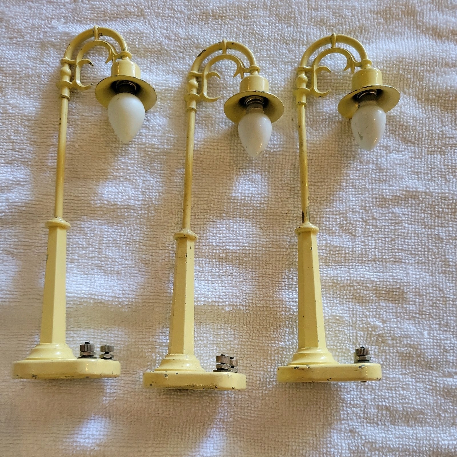 3 LIONEL # 58 YELLOW STREET LAMP POSTS POSTWAR O ( LIGHTED) 3 LIONEL # 58 YELLOW STREET LAMP POSTS POSTWAR O ( LIGHTED)