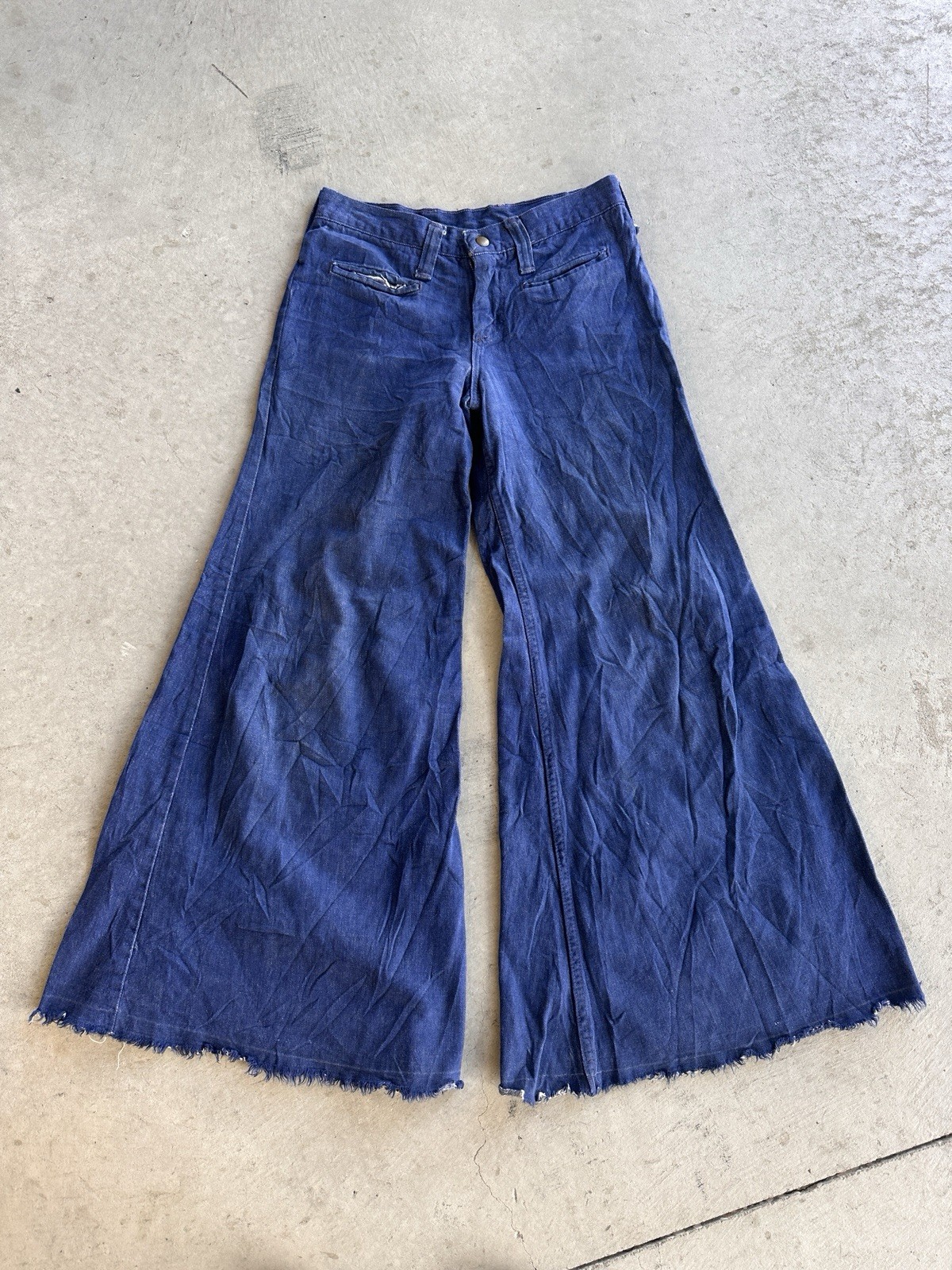 Vintage 1970’s Wrangler BIG Bell Bottom Jeans Women’s Size 28 wide leg Denim Vtg