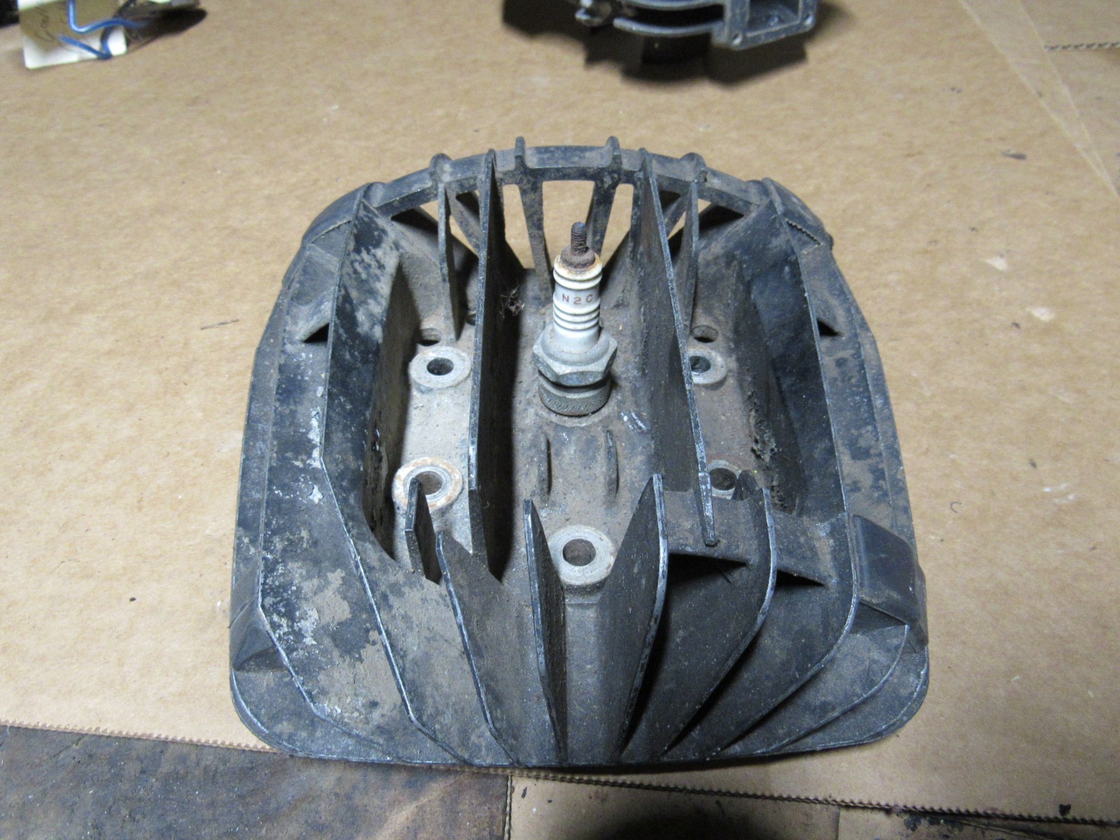 1977-79 Yamaha IT 175 IT175 Cylinder Head 1W200 1977-79 Yamaha IT 175 IT175 Cylinder Head 1W200