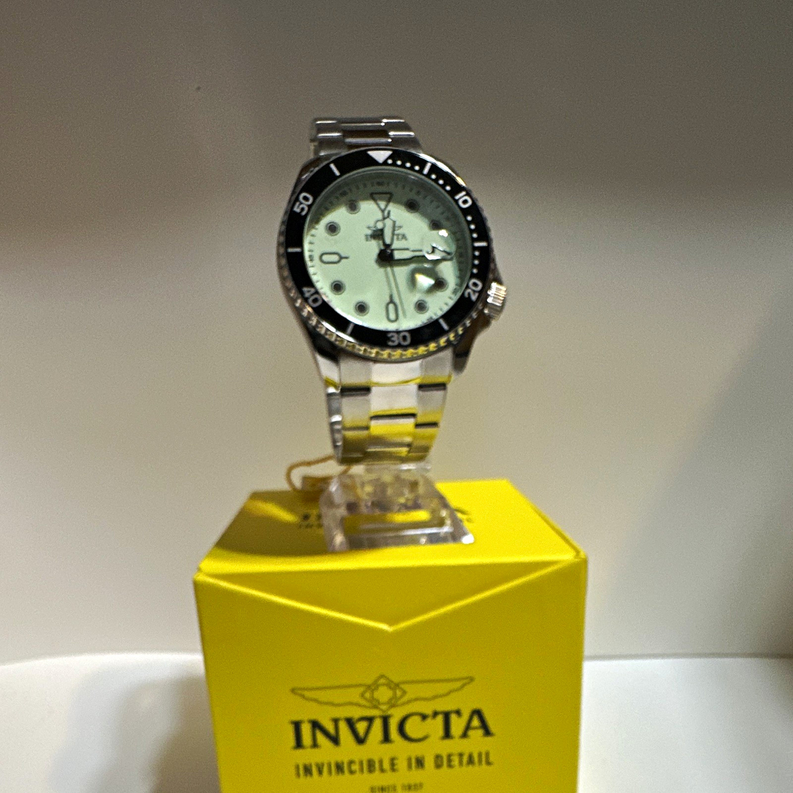 Invicta Pro Diver 40-43.9mm White Dial Quartz 200m Black Bezel SS w/ Box