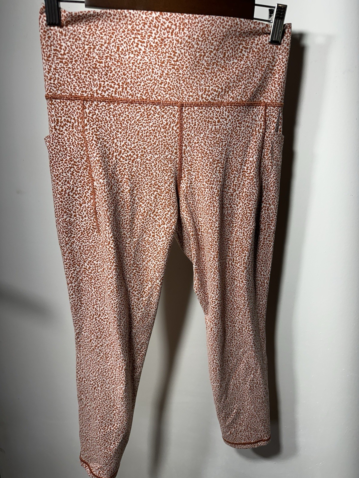 Athleta Salutation Stash Pocket Leggings Ocelot Spot Orange Women’s Sz Medium Athleta Salutation Stash Pocket Leggings Ocelot Spot Orange Women’s Sz Medium
