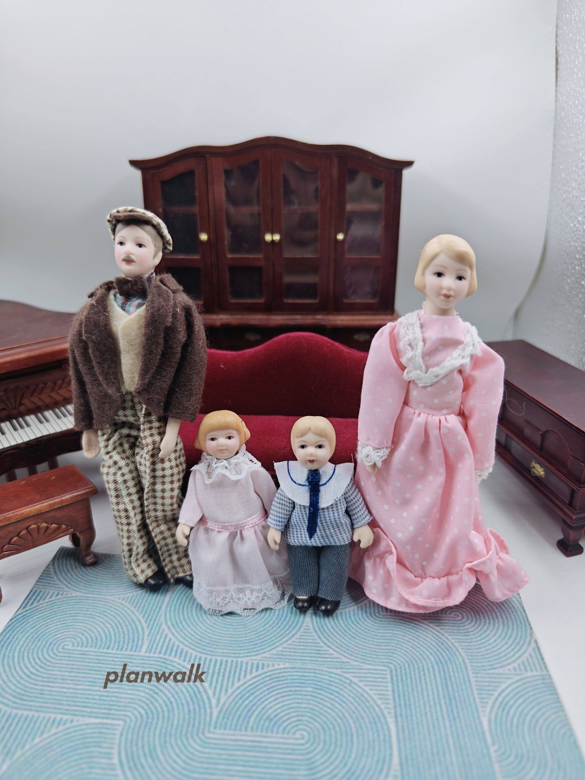4PC 1/12 Scale Doll House Miniatures Handmade British Family Figure Ceramic Doll