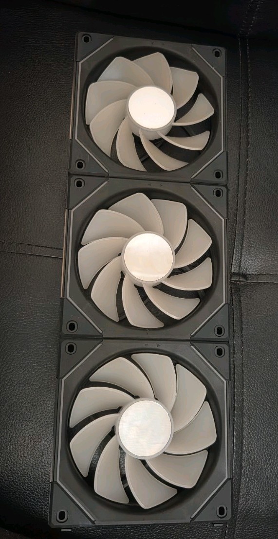 LIAN LI UNI FAN SL INFINITY 120mm RGB Black Reverse Blade plus controller LIAN LI UNI FAN SL INFINITY 120mm RGB Black Reverse Blade plus controller