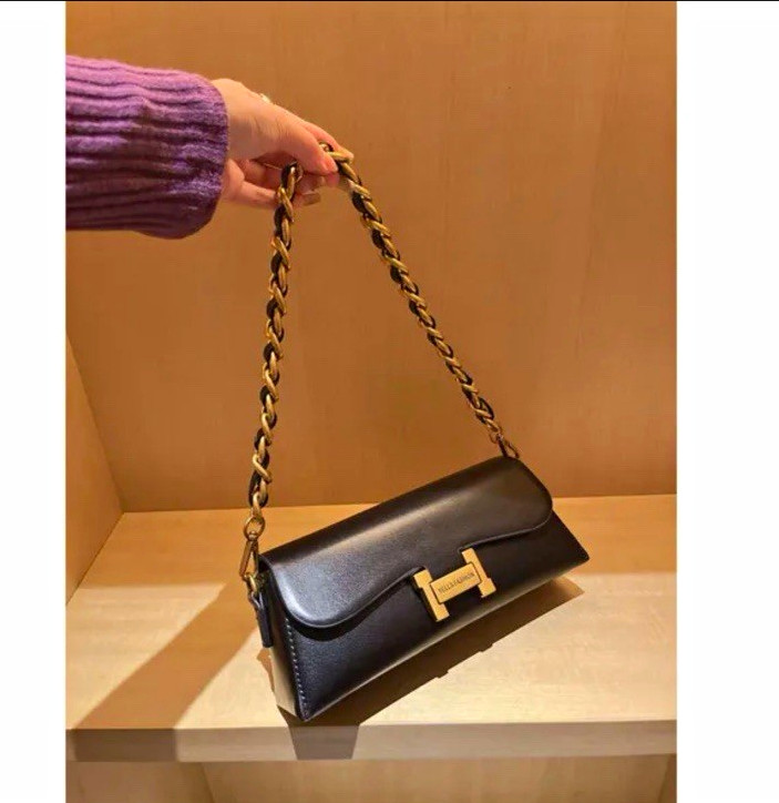 Cartera de Hombro Negra con Cadena Dorada – Bolso Elegante de Mujer. Cartera de Hombro Negra con Cadena Dorada – Bolso Elegante de Mujer.