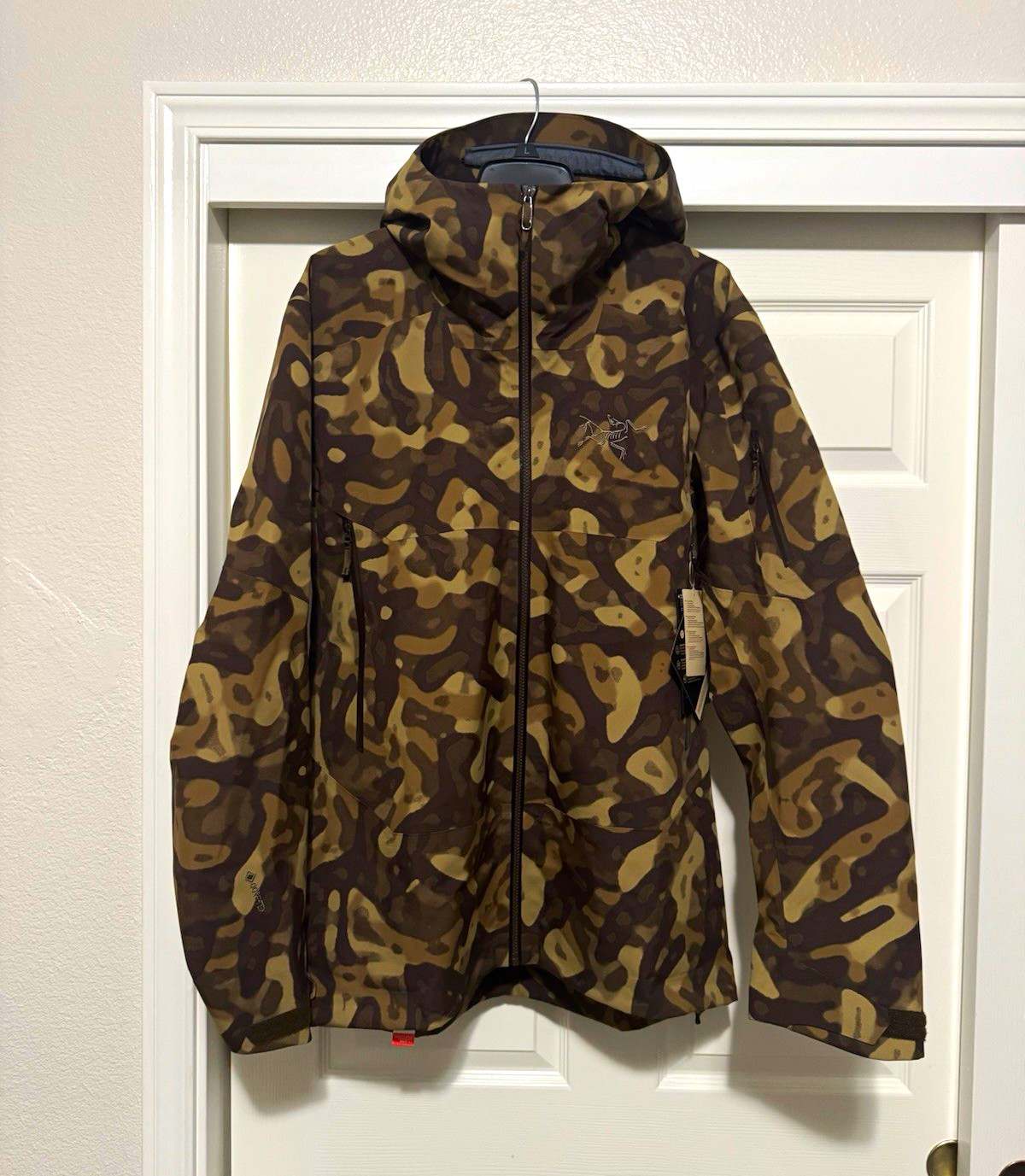 Arc\'teryx Men\'s Sabre Jacket Gore-Tex Hooded Camo Brown/Tan Size L Arc\'teryx Men\'s Sabre Jacket Gore-Tex Hooded Camo Brown/Tan Size L