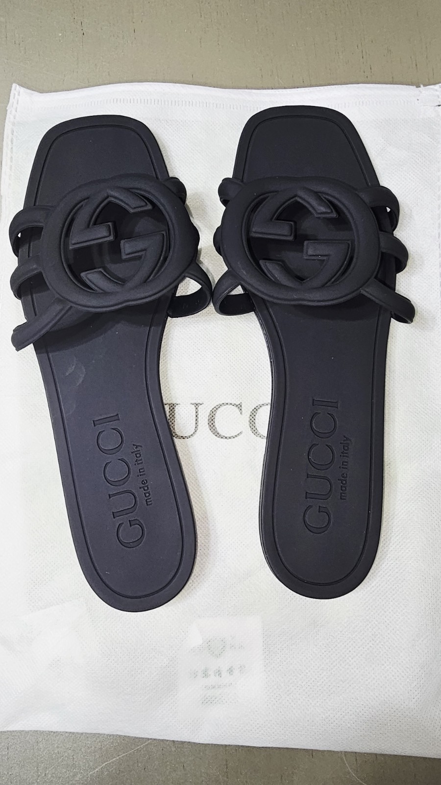 Gucci Women’s Black Rubber Slides Size 10 (GRADE A) Brand New With Box. Gucci Women’s Black Rubber Slides Size 10 (GRADE A) Brand New With Box.