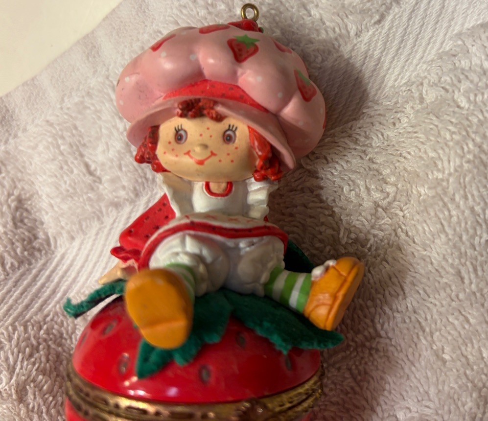 Vtg, Carlton Cards Strawberry Shortcake Sittin' Berry Pretty Scented Ornament Vtg, Carlton Cards Strawberry Shortcake Sittin' Berry Pretty Scented Ornament