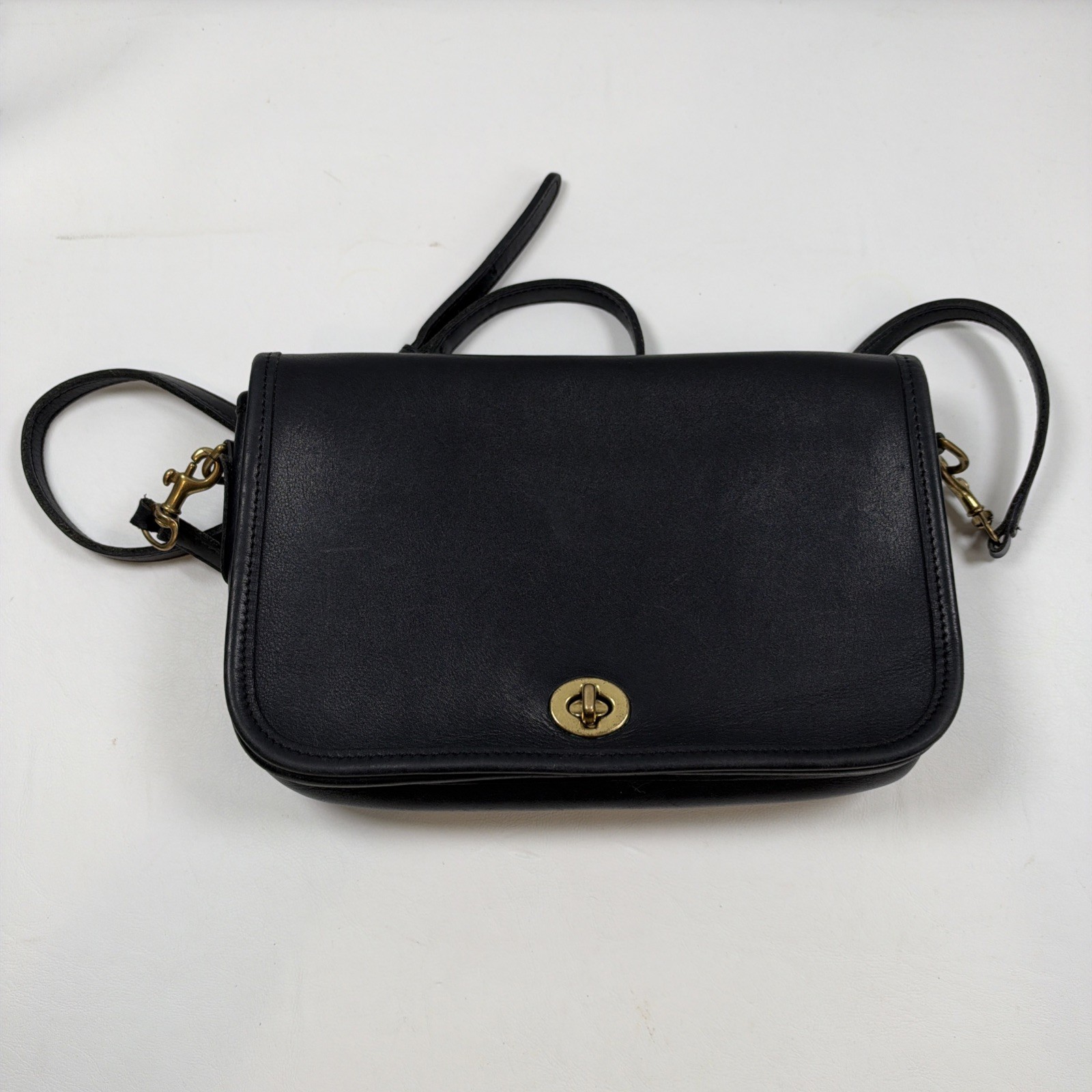Vintage Coach 9755 Black Leather Turn Lock Crossbody Shoulder Bag USA Vintage Coach 9755 Black Leather Turn Lock Crossbody Shoulder Bag USA