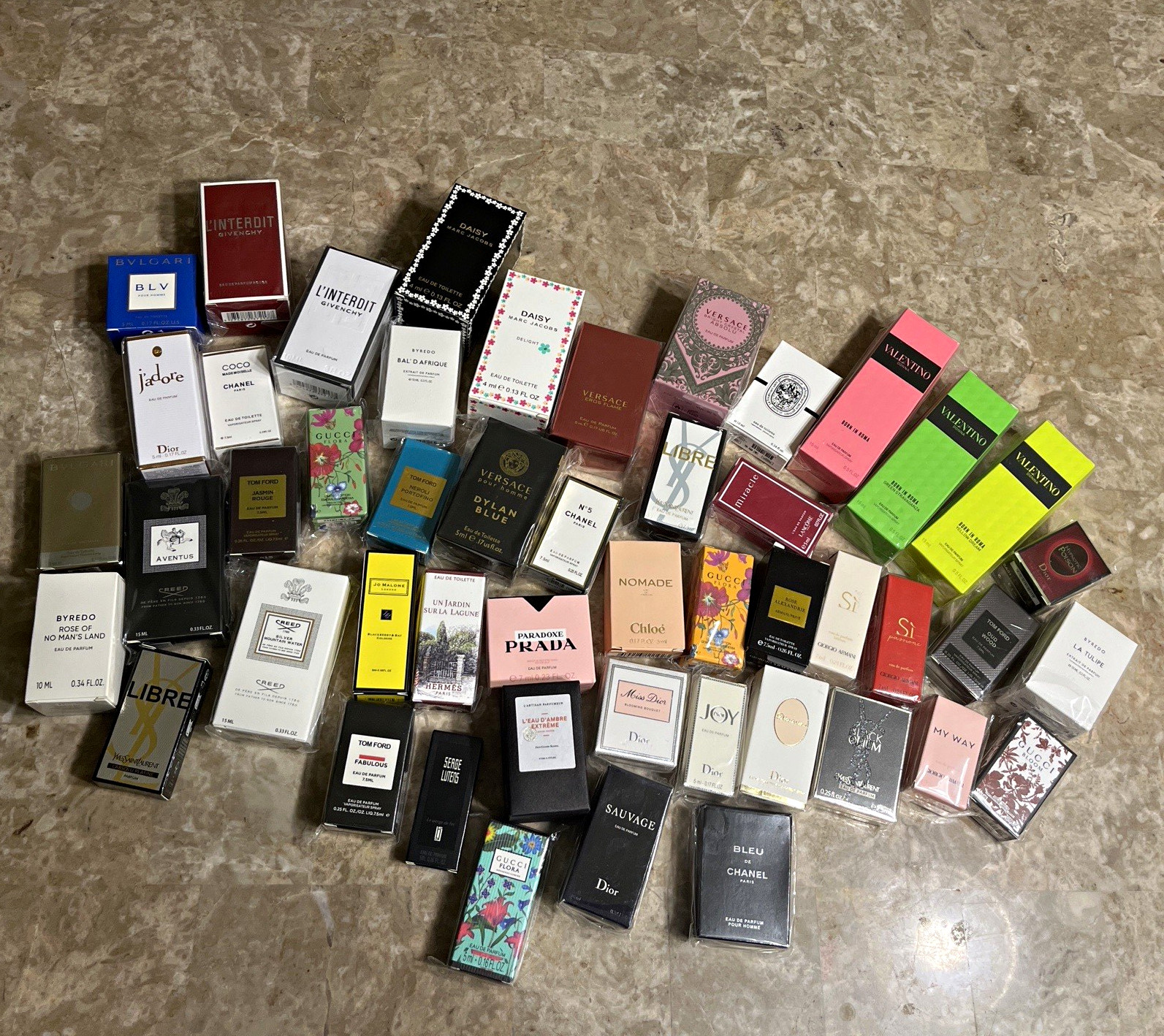 12pcs of Assorted Collectible Perfume Miniatures (Boxed) 12pcs of Assorted Collectible Perfume Miniatures (Boxed)
