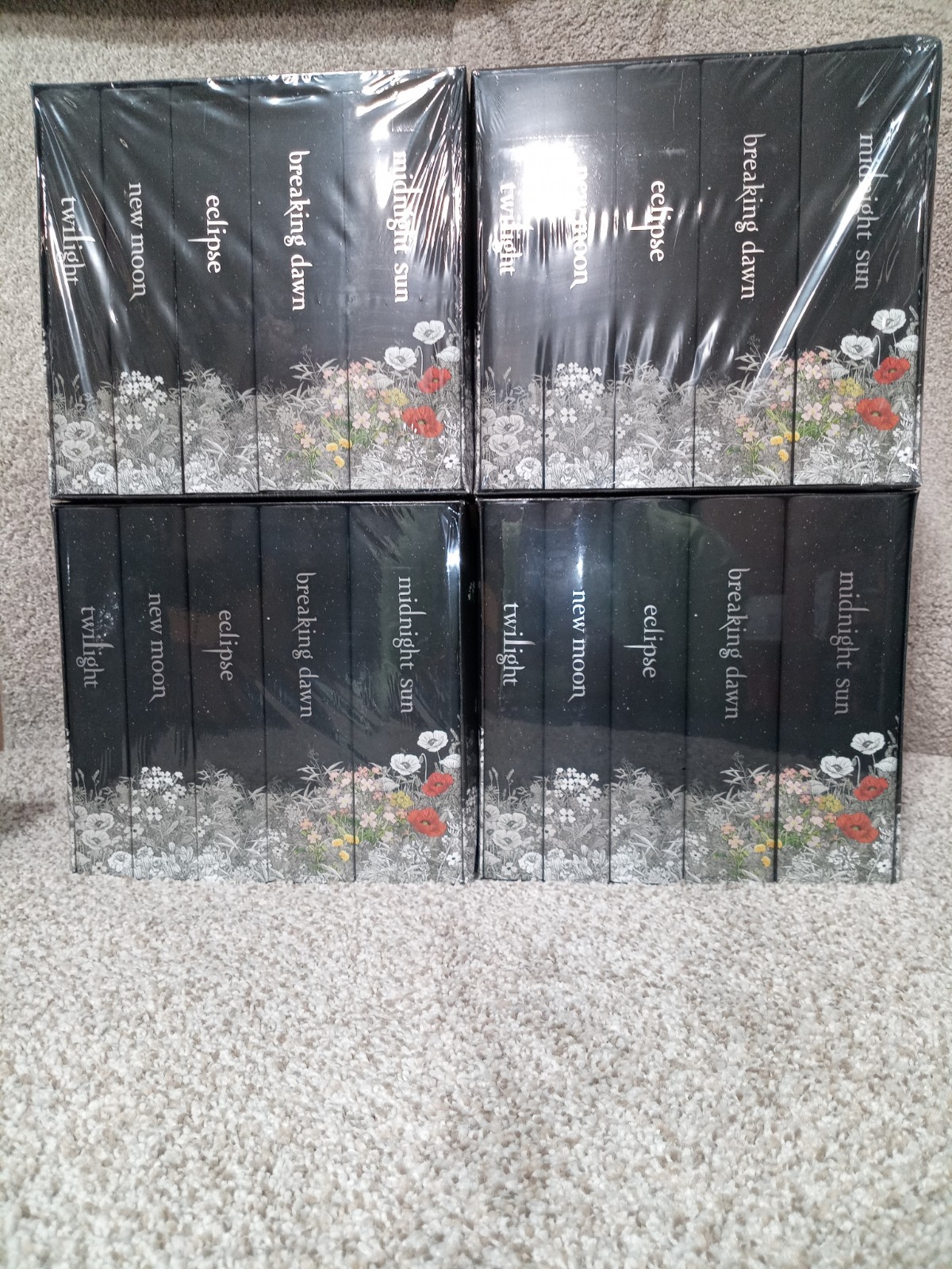 Twilight Saga Deluxe Hardcover Collection by Stephenie Meyer (2025, Hardcover) Twilight Saga Deluxe Hardcover Collection by Stephenie Meyer (2025, Hardcover)