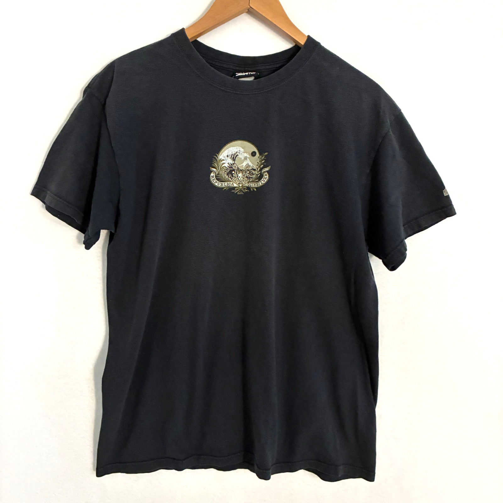 Vintage 2000s Quiksilver Tee Shirt Men\'s Fits M Logo Short Sleeve Street Skater Vintage 2000s Quiksilver Tee Shirt Men\'s Fits M Logo Short Sleeve Street Skater