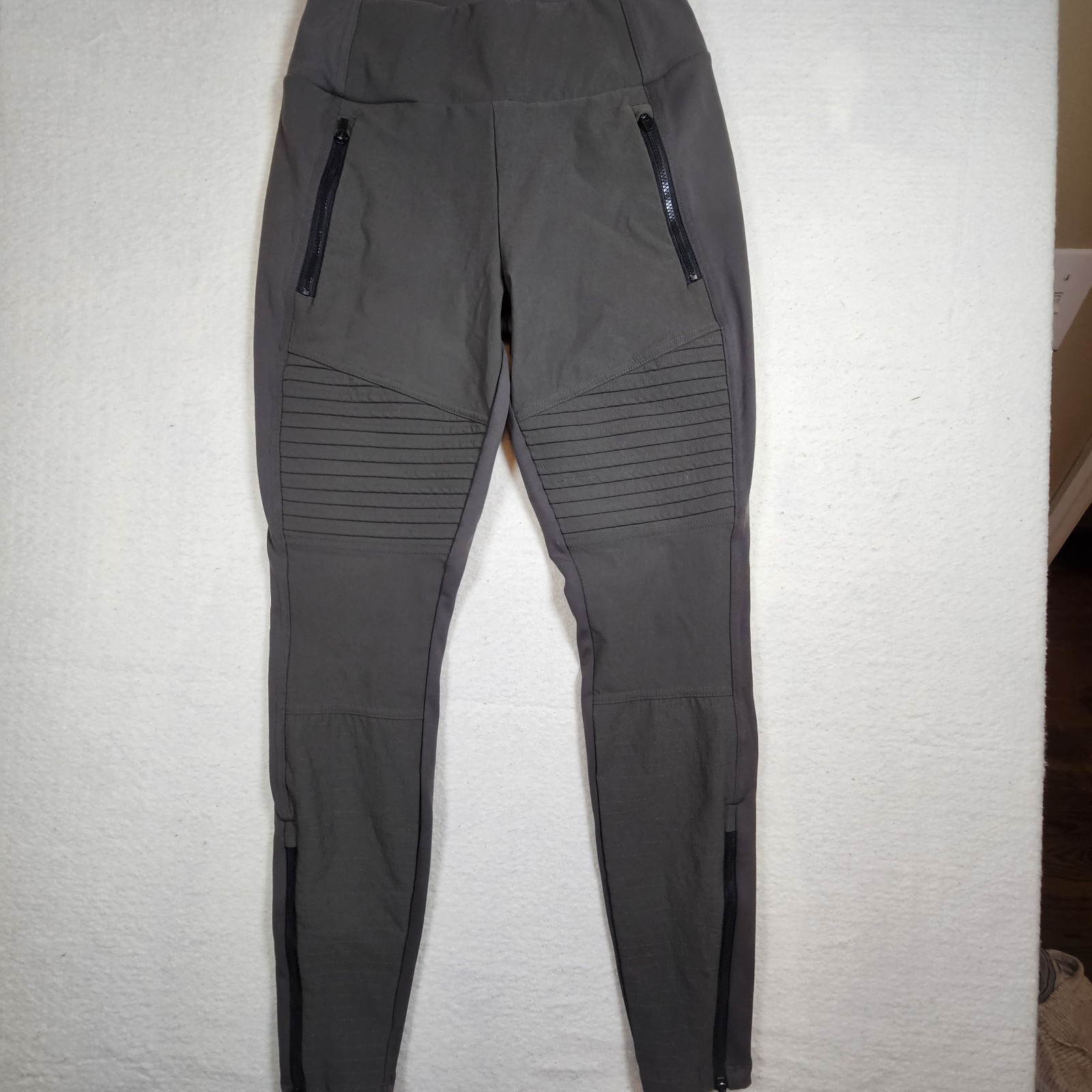 Athleta Headlands Hybrid Moto Tight Black Size 6 Hiking Travel Pants Dark Olive