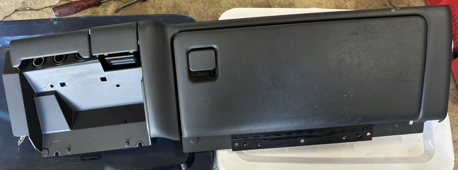 99-02 Chevy/Gmc Sierra/Silverado Glovebox Assembly Oem 99-02 Chevy/Gmc Sierra/Silverado Glovebox Assembly Oem