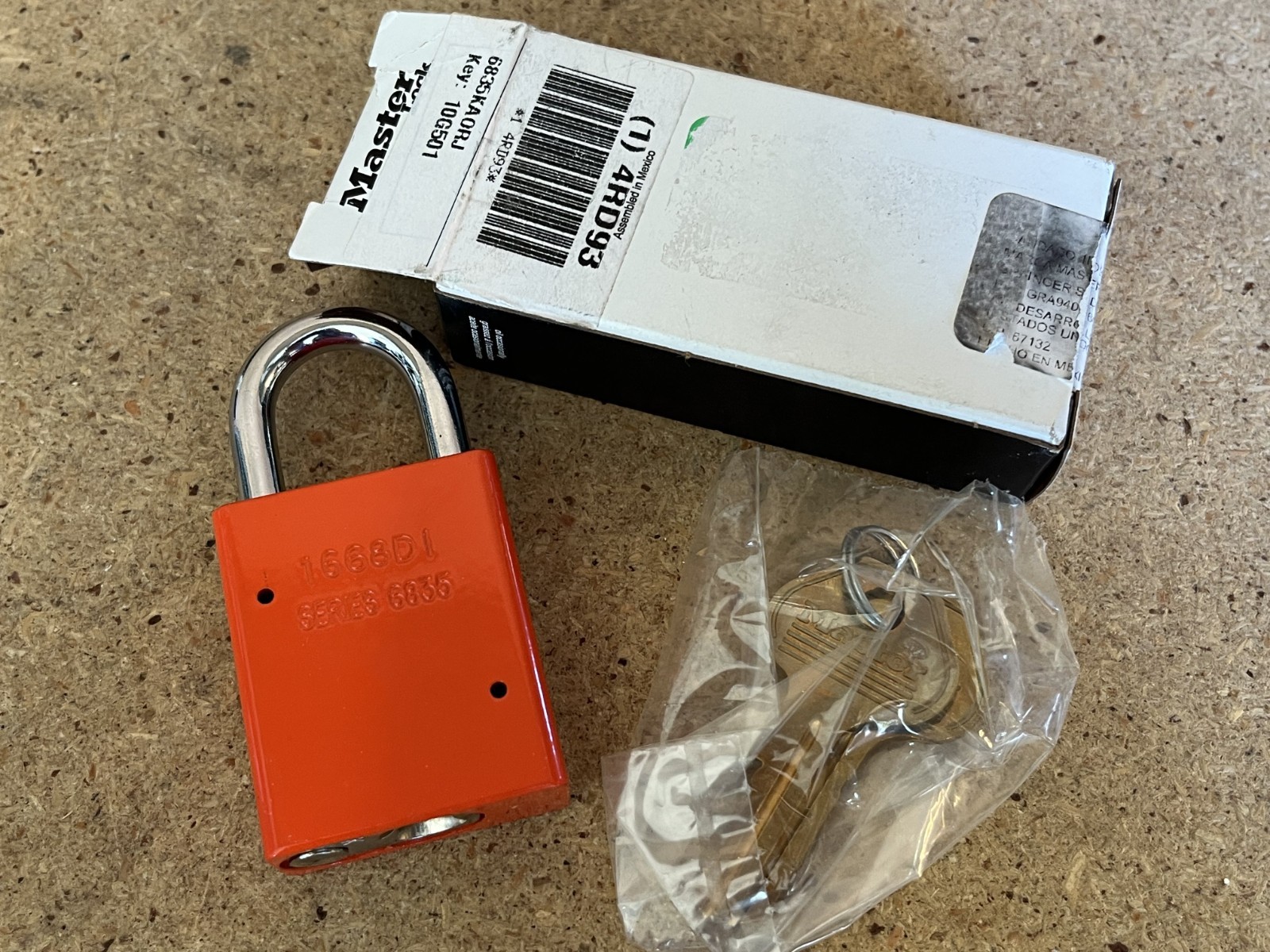 Master Lock 6835 Pro Series Padlock W/ 2 keys Orange Heavy Duty 4RD93 C90 Master Lock 6835 Pro Series Padlock W/ 2 keys Orange Heavy Duty 4RD93 C90