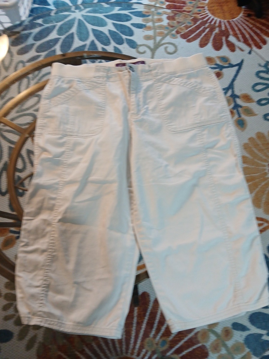 GLORIA VANDERBILT STRETCH CREAM COLOR CAPRIS IN WOMENS SIZE 12P