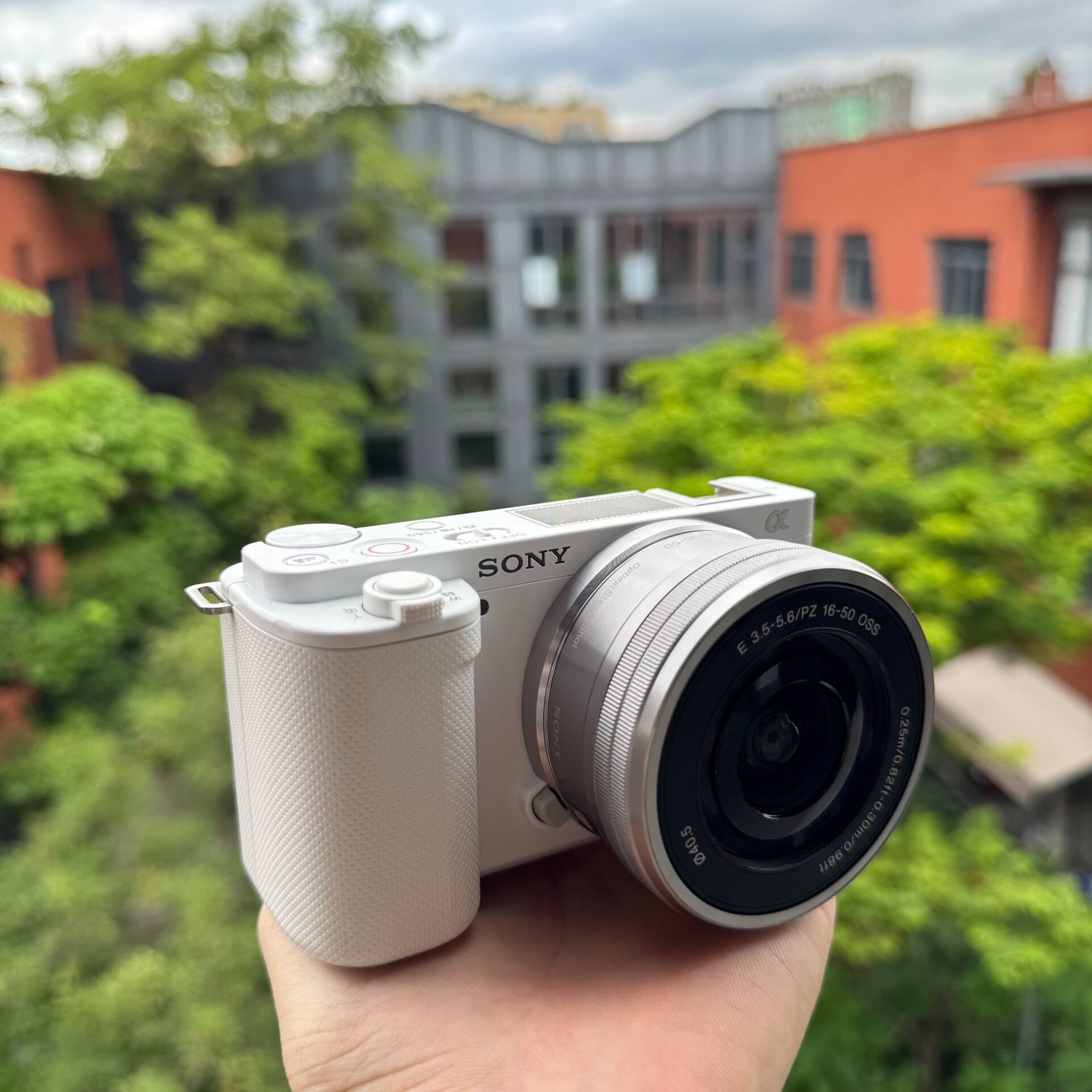 Sony Alpha ZV-E10 Mirrorless Vlog Camera 4K Video Recording Wi-F i& Bluetooth