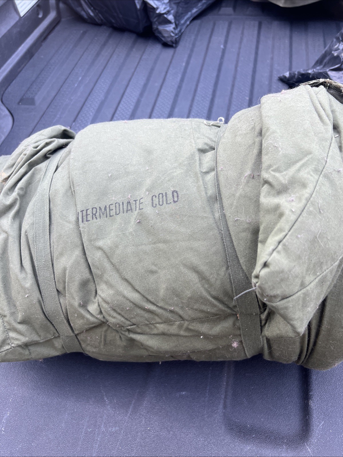 Vintage USGI Intermediate Cold Weather Sleeping Bag (GREEN) Vintage USGI Intermediate Cold Weather Sleeping Bag (GREEN)