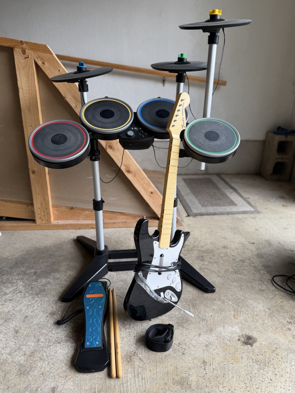 Fender Microsoft Rock Band Wired Drum Set Kit w/ Guitars & Drumsticks Fender Microsoft Rock Band Wired Drum Set Kit w/ Guitars & Drumsticks