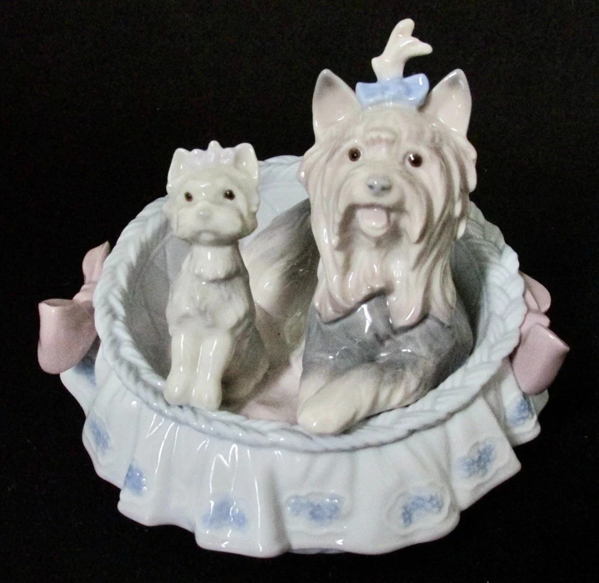 Lladro porcelain OUR COZY HOME figurine, #6469, 4 5/8” h. Lladro porcelain OUR COZY HOME figurine, #6469, 4 5/8” h.