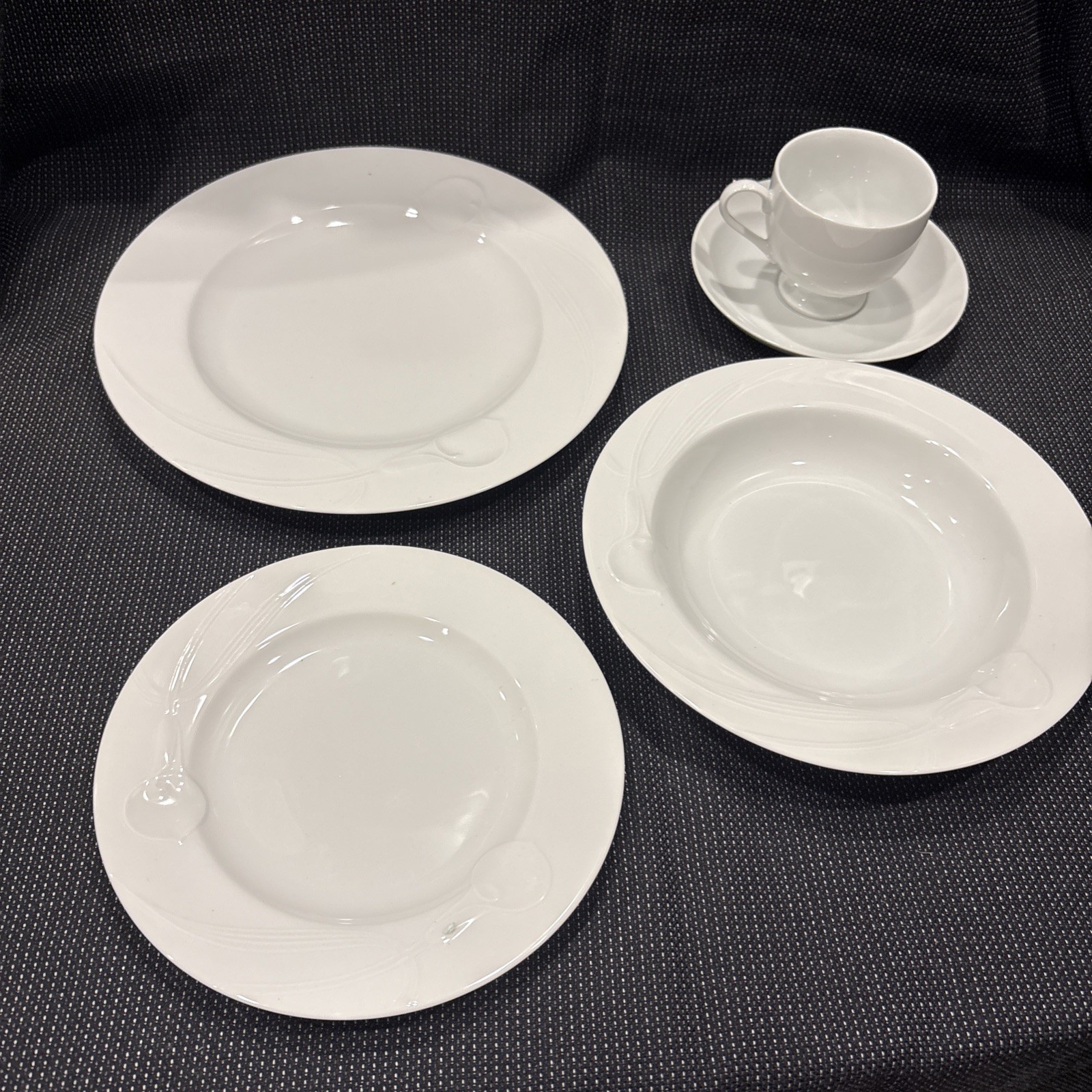 One (1) MIKASA Classic Flair WHITE 5-Piece Place Setting Calla Lily 1989 