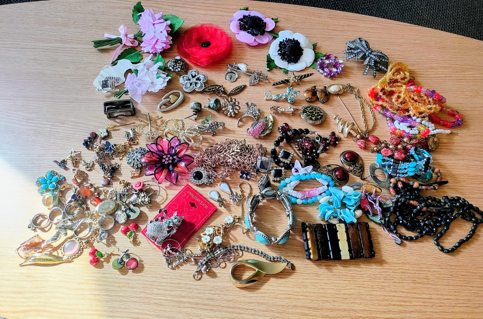 Lot of vintage and modern jewelry Lot of vintage and modern jewelry