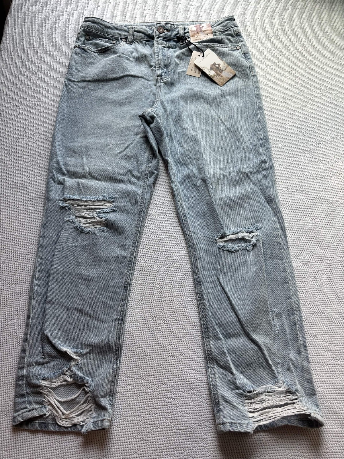 NWT Sincerely Jules Women\'s High Rise Straight Light Wash Distressed Jeans 11/30