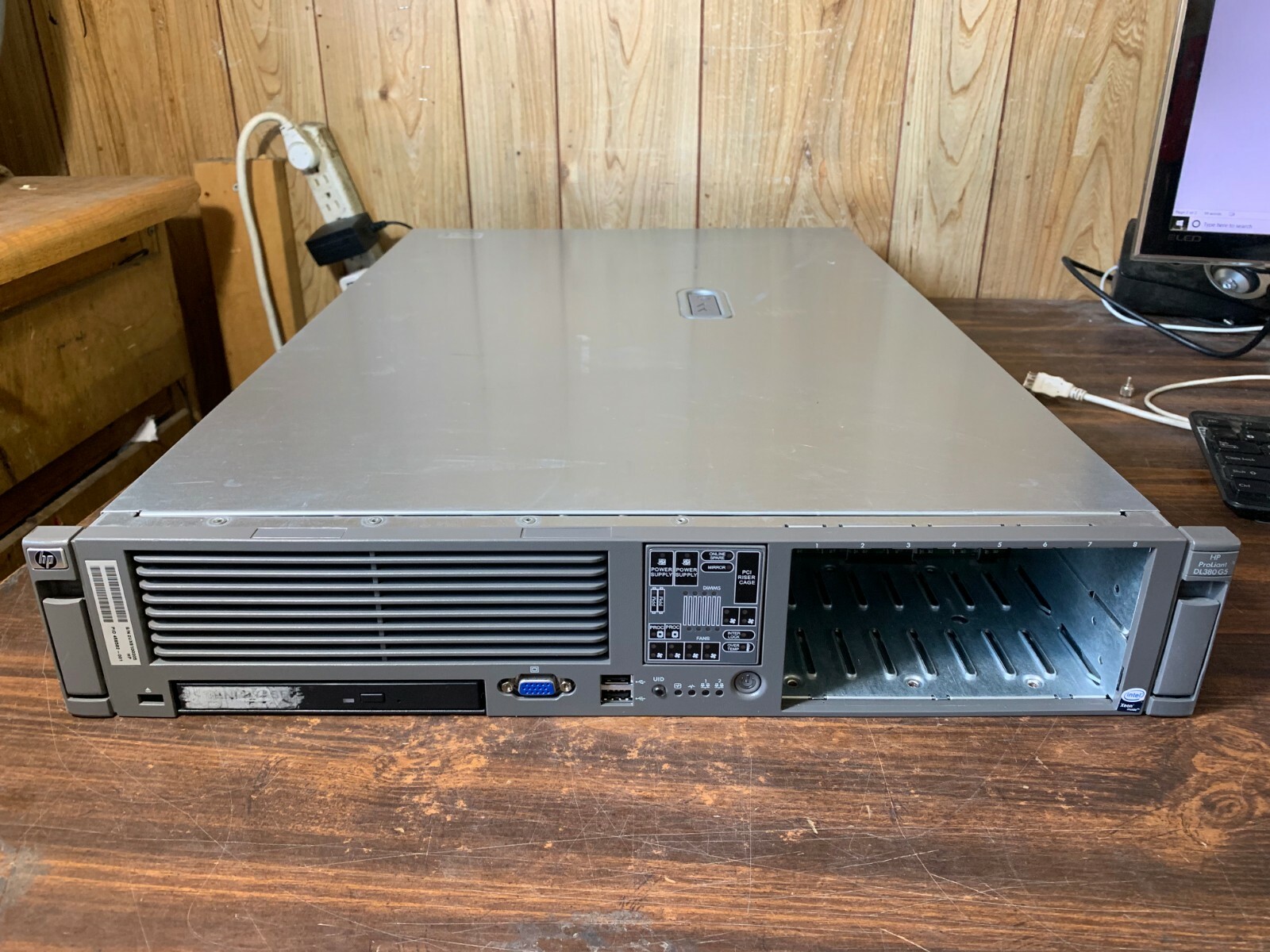 HP ProLiant DL380 G5 2x XEON 3ghz QUAD CORE CPU\'s 4GB RAM Server HP ProLiant DL380 G5 2x XEON 3ghz QUAD CORE CPU\'s 4GB RAM Server