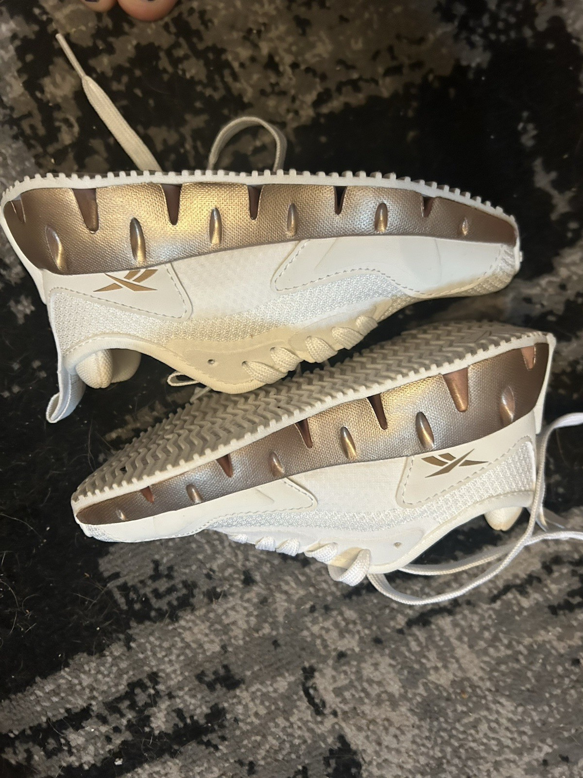 Reebok Kids White/Gold Lace-Up Low Top Athletic Sneakers Mesh Upper Reebok Kids White/Gold Lace-Up Low Top Athletic Sneakers Mesh Upper