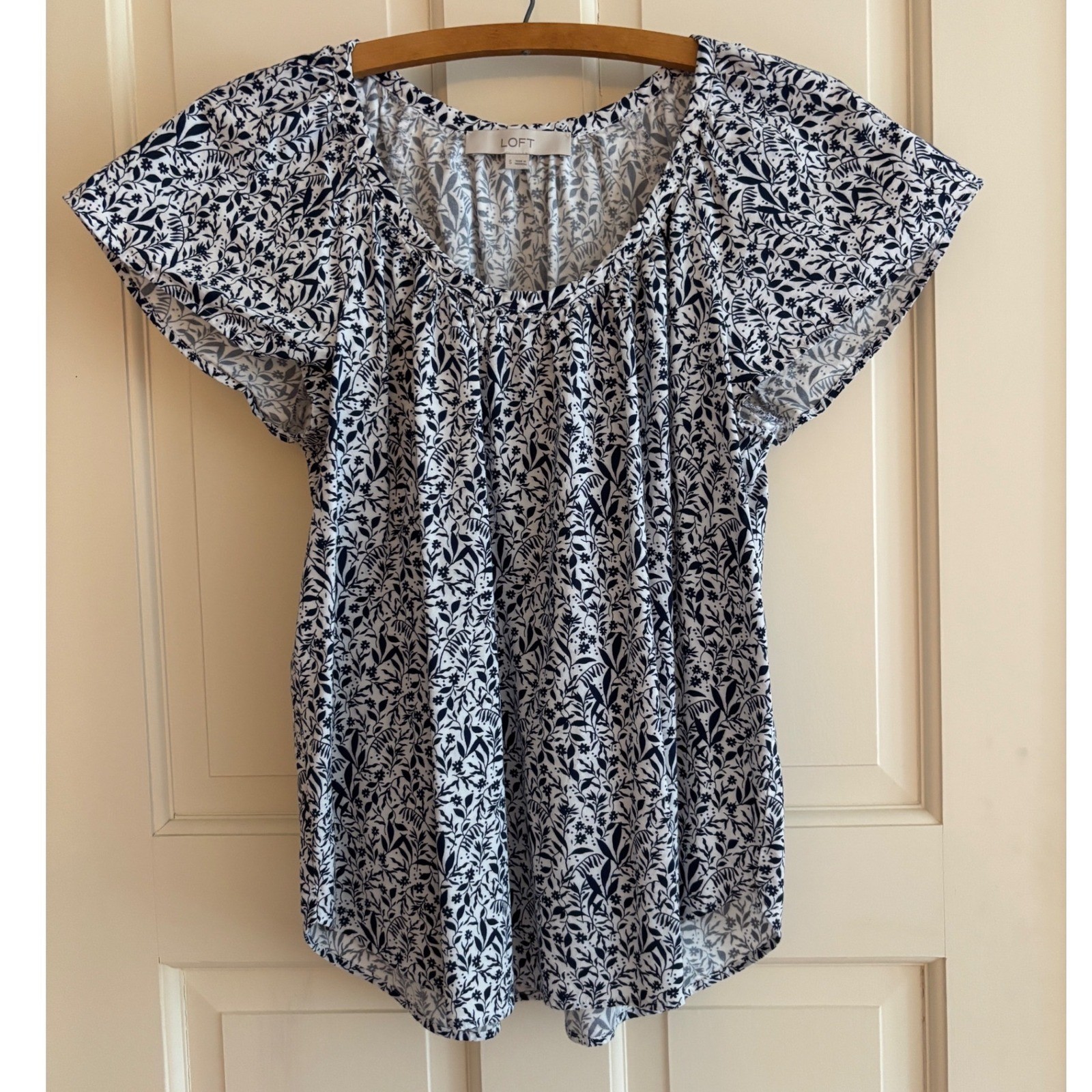 Loft Womens Navy White Floral Flutter Sleeve Gathered Scoop Neck Blouse Small