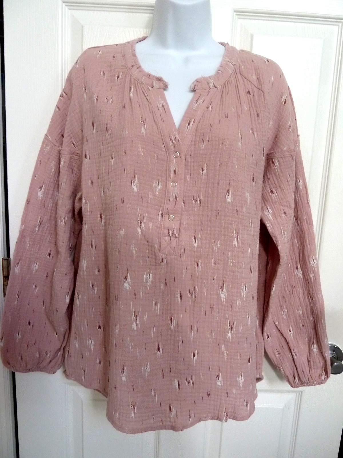 NWT WONDERLY Sz Large Gauzy Raw Edges 1/2 Snap Blouse Pullover Textured NWT WONDERLY Sz Large Gauzy Raw Edges 1/2 Snap Blouse Pullover Textured