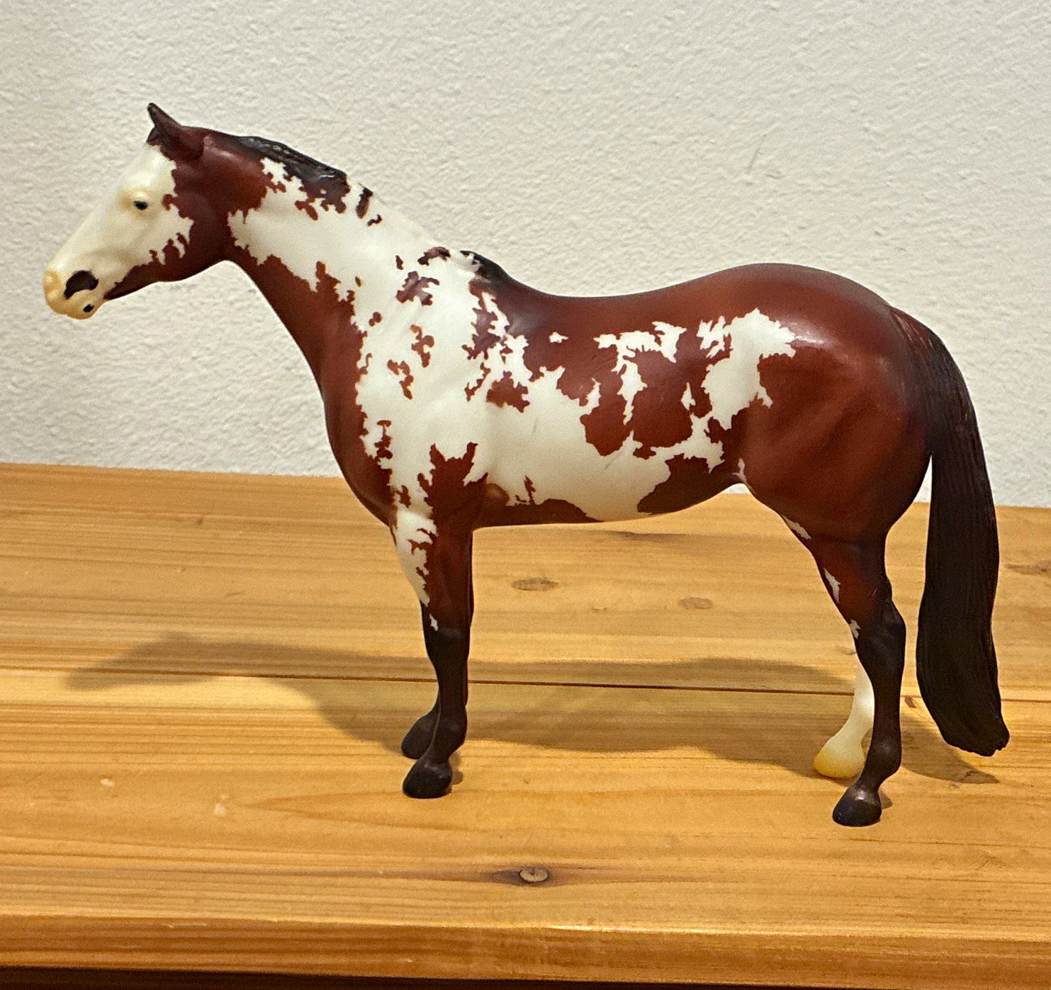 Breyer Traditional Collectible Model Horse Brown & White Pinto Plastic Figure Breyer Traditional Collectible Model Horse Brown & White Pinto Plastic Figure