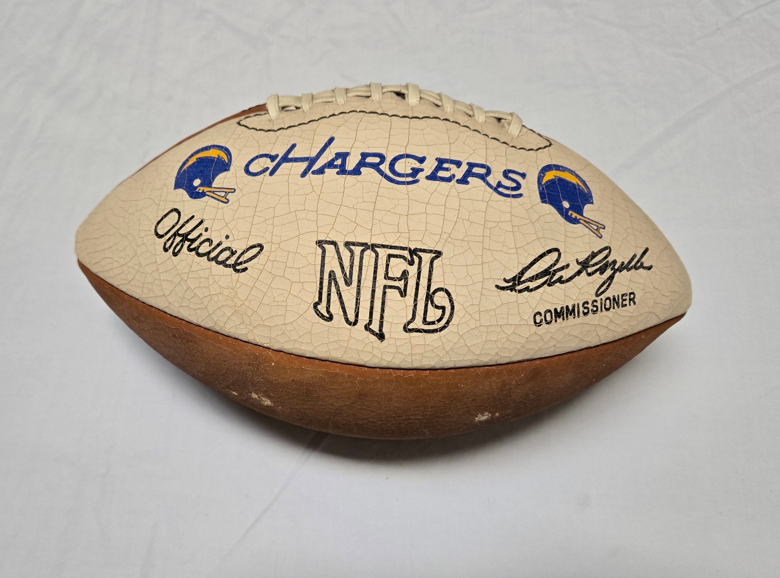 Vintage 1983 / 1984 San Diego Chargers Team Signed Football - Dan Fouts etc Vintage 1983 / 1984 San Diego Chargers Team Signed Football - Dan Fouts etc
