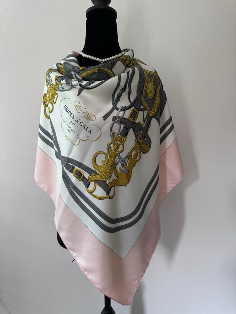 Hermes Silk Scarf Carré 90 Pink White Hand Rolled Made in France Hermes Silk Scarf Carré 90 Pink White Hand Rolled Made in France