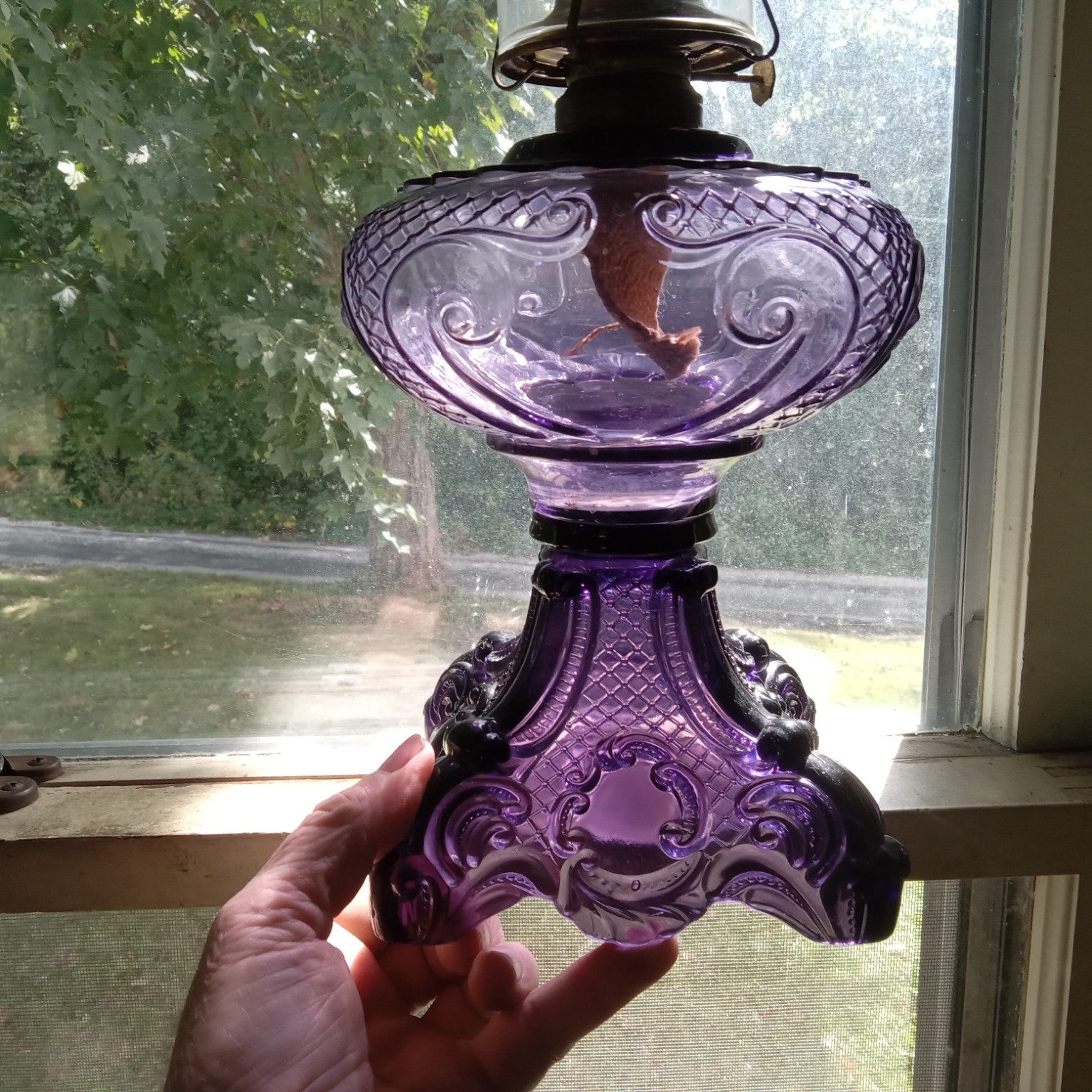 ANTIQUE 1890s ORIGINAL PRINCESS FEATHER KEROSENE PARLOR LAMP AMETHYST GLASS