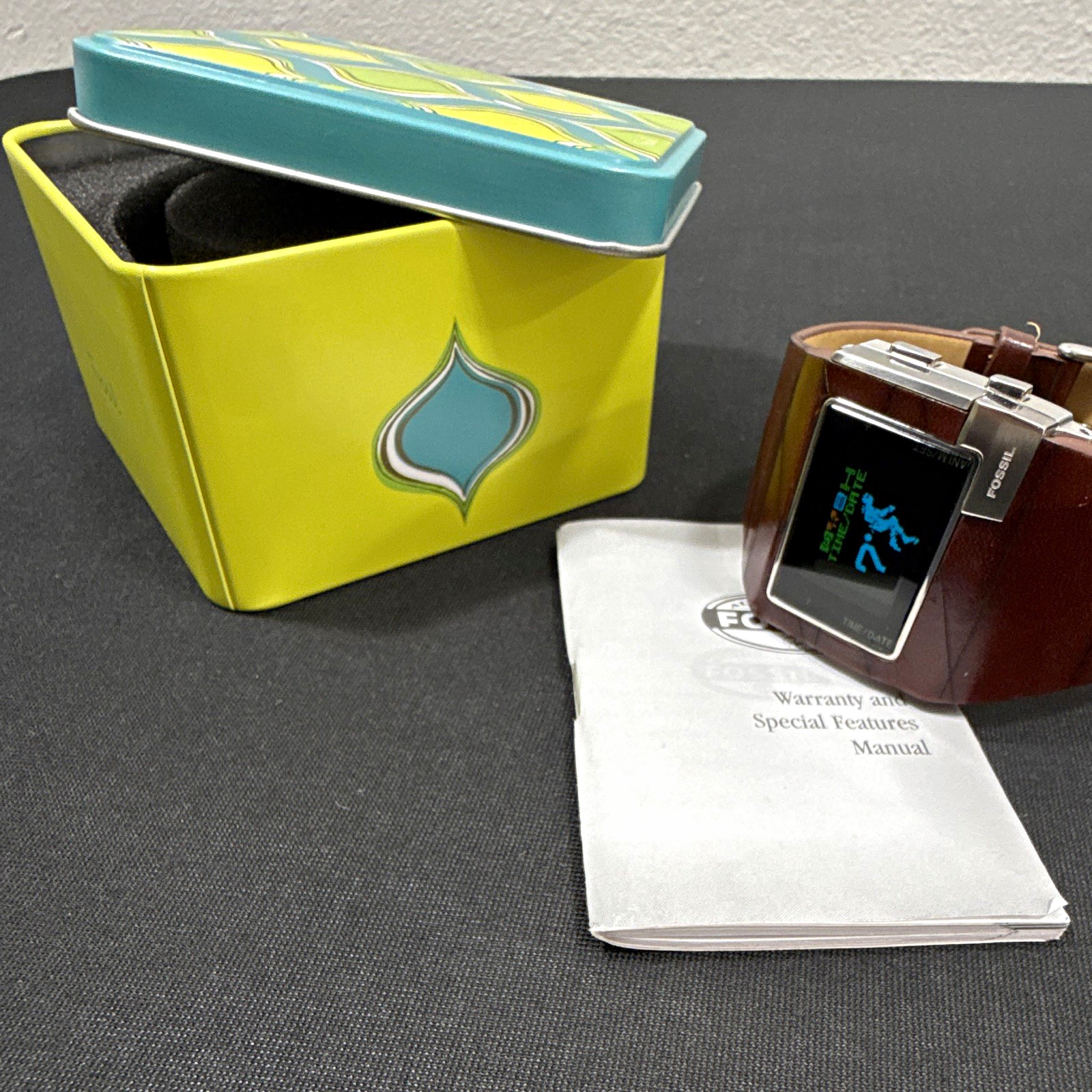 Ultra Rare Unworn 2007 Fossil OLED JR-9464 With 2008 Tin and Warranty Booklet 