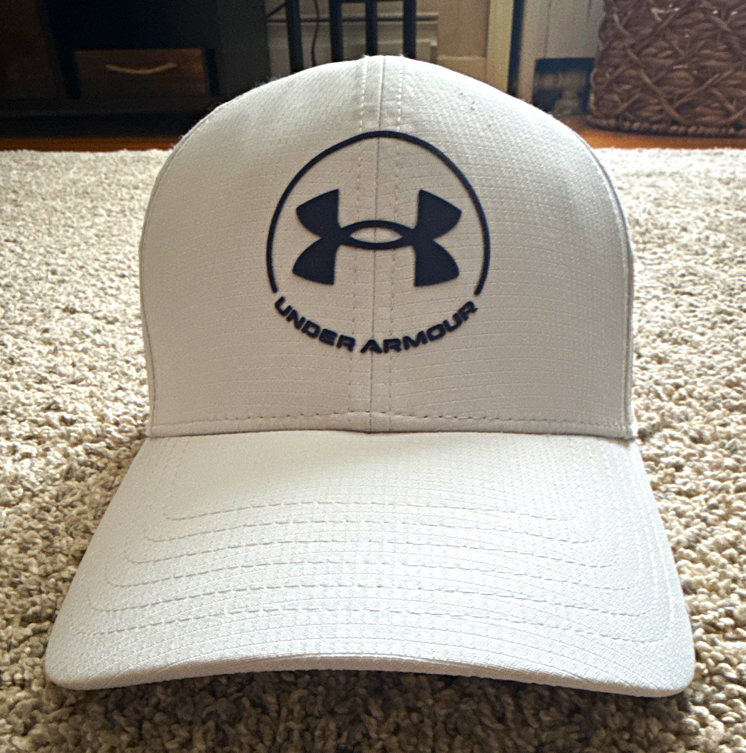 Under Armour ISO-Chill Men\'s Light Gray/Navy Snapback Golf Cap