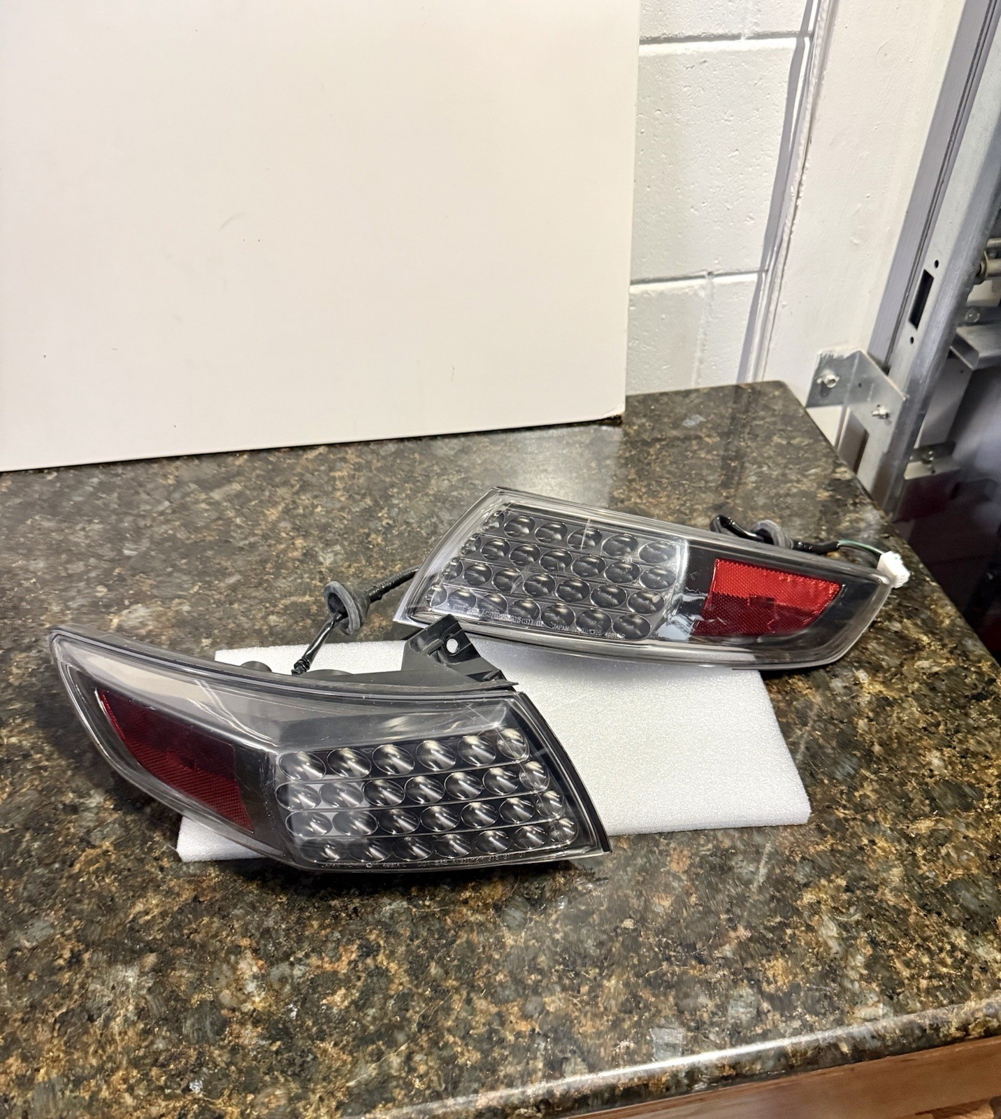 2003-2008 Infiniti FX35 FX45 Sport Tail Lights Set Outer OEM Clean 2003-2008 Infiniti FX35 FX45 Sport Tail Lights Set Outer OEM Clean