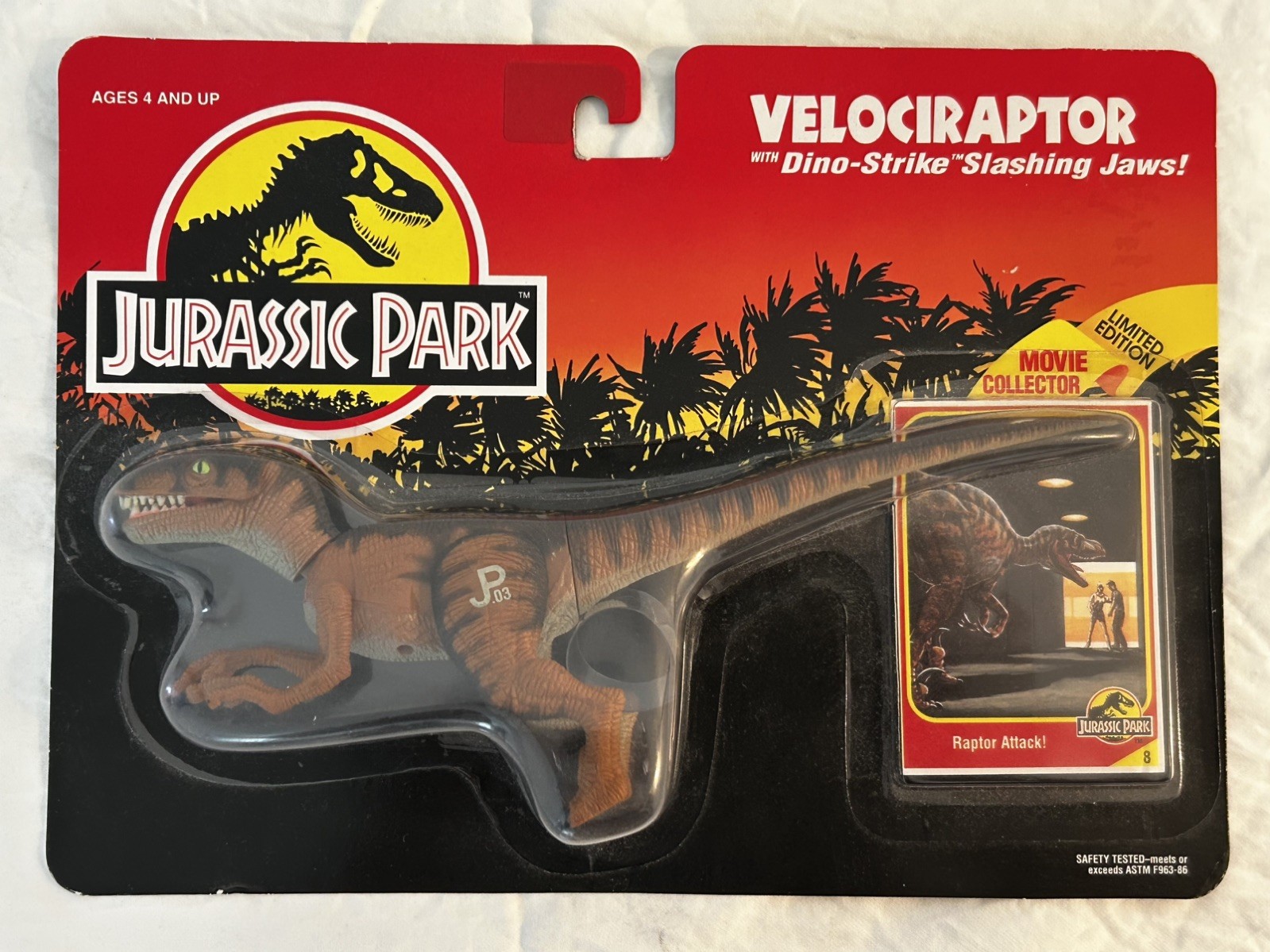 1993 Kenner Jurassic Park Velociraptor With Dino-Strike Slashing Jaws New Sealed