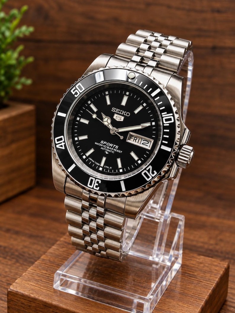 Vintage Seiko 5 Automatic Black Dial Stainless Steel Jubilee Japanese Mens Watch