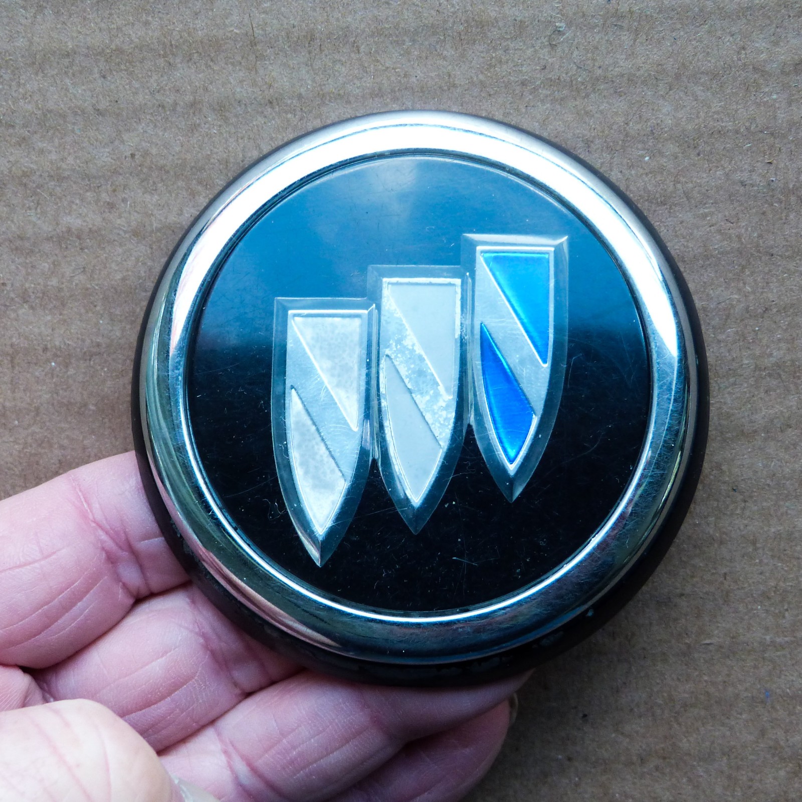vtg 1980\'s - 1990\'s Buick Trunk Lock flip cover Tri Shield Emblem GM #20462574