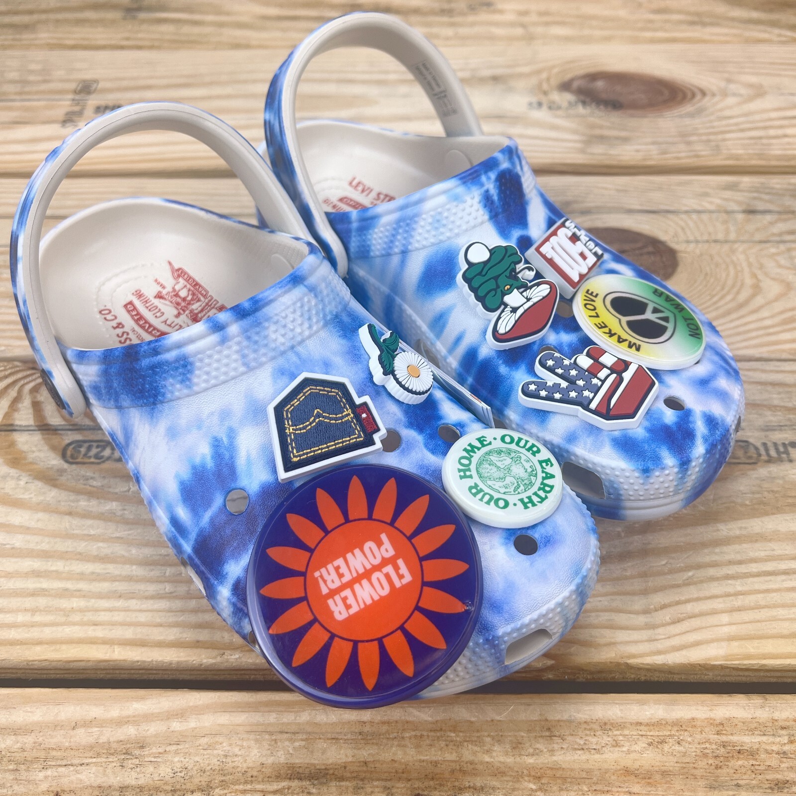 Levi’s x Crocs Unisex-Adult Classic Tie Dye Men's & Women's Exclusive Jibbitz