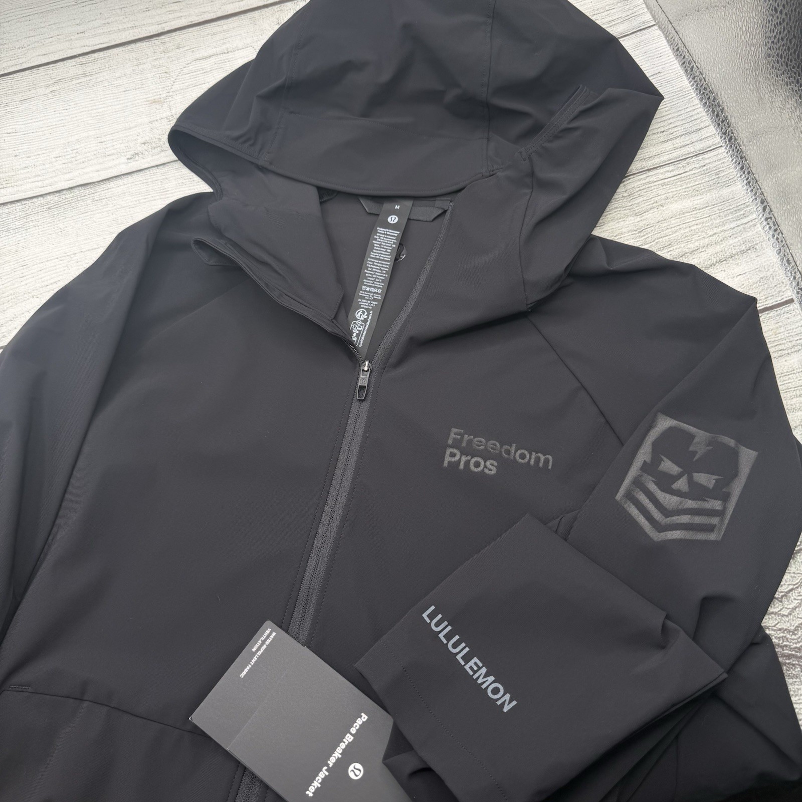 Lululemon Men\'s Black Pace Breaker Jacket NWT FreedomPros Logo Running Active