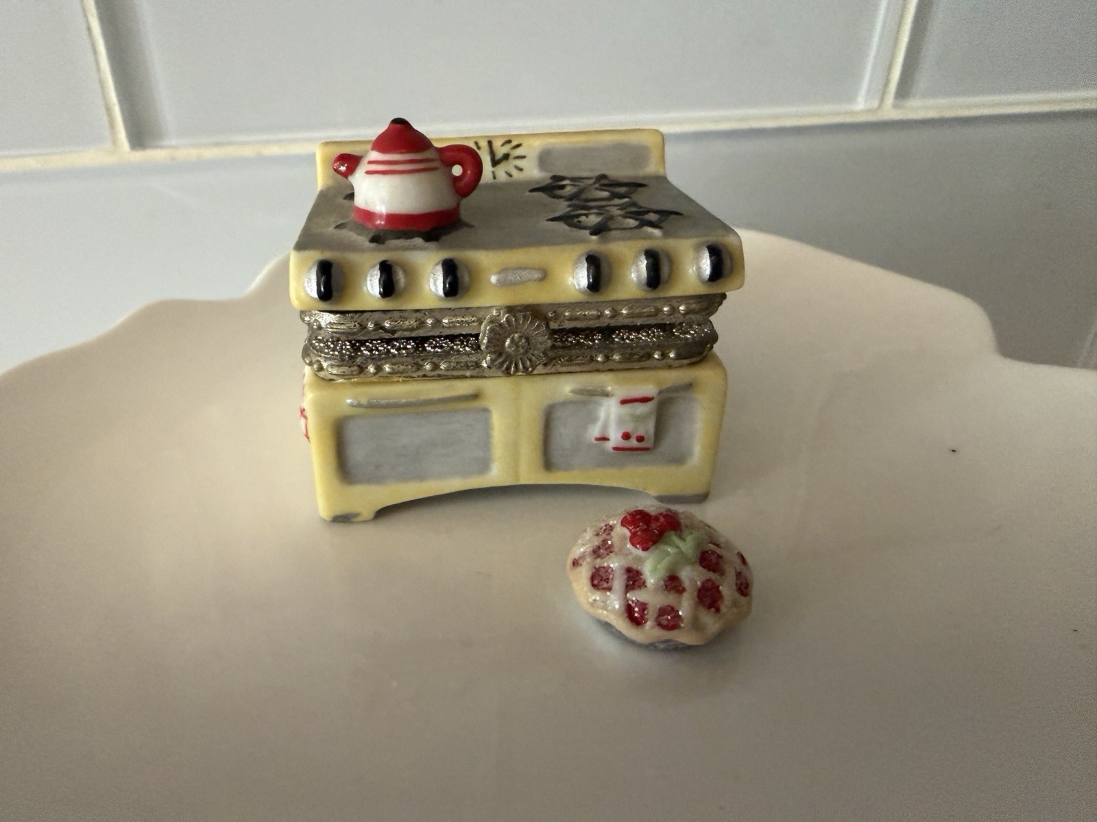 Cooking Club Of America Hinge Trinket Box Yellowstone, With Kettle And Mini Pie Cooking Club Of America Hinge Trinket Box Yellowstone, With Kettle And Mini Pie